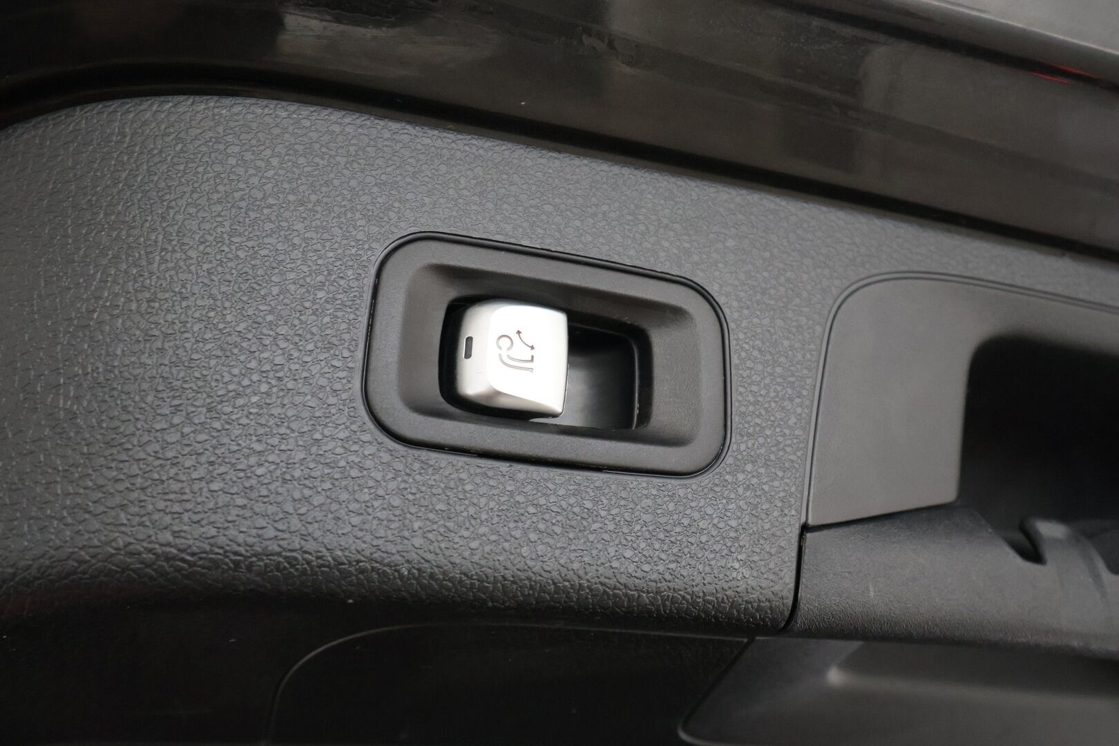 Mercedes-Benz EQC 2023 400 4MATIC Business AMG - | Distronic+ | Lisälämmitin | Koukku | 360-Kamera | Osasähköt | Widescreen | Puolinahat | LED | Kahdet Renkaat |