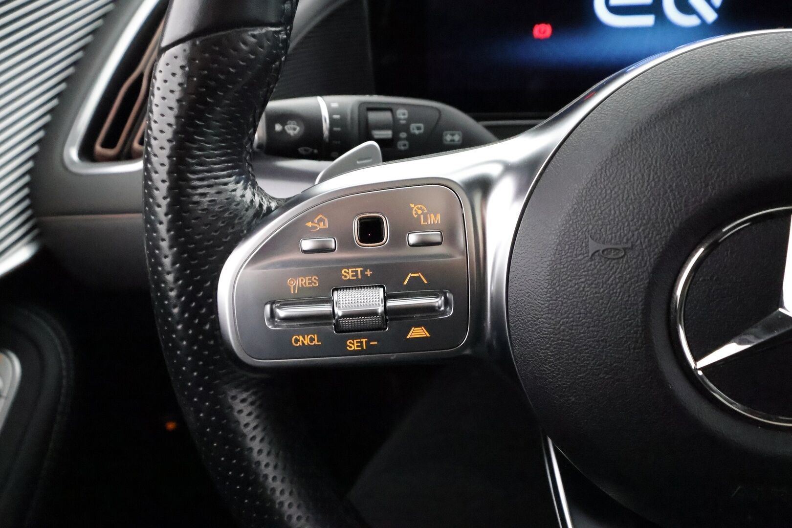 Mercedes-Benz EQC 2023 400 4MATIC Business AMG - | Distronic+ | Lisälämmitin | Koukku | 360-Kamera | Osasähköt | Widescreen | Puolinahat | LED | Kahdet Renkaat |