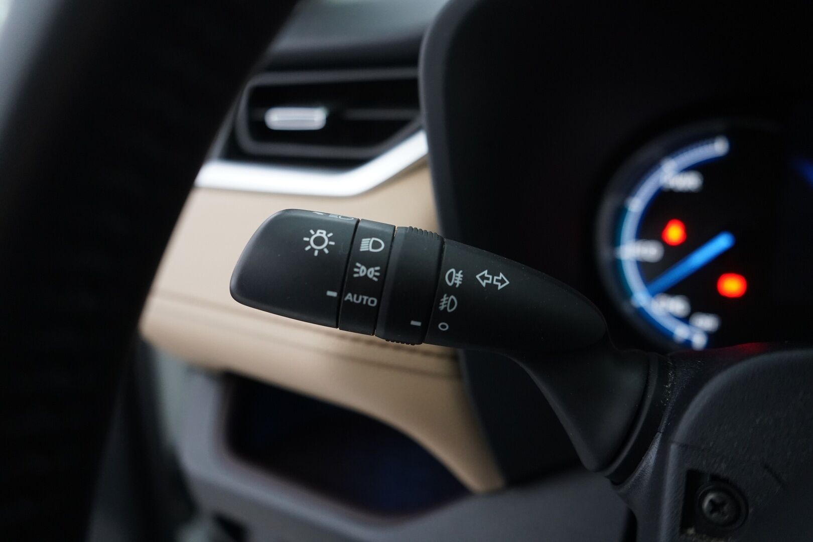 Toyota RAV4 2021 2,5 Hybrid AWD-i Premium *Nahat / Muistipenkit / Koukku / ACC / Kamera* - Iso huolto 12/2025 / Kahdet OEM vanteet / Huippuvarusteet