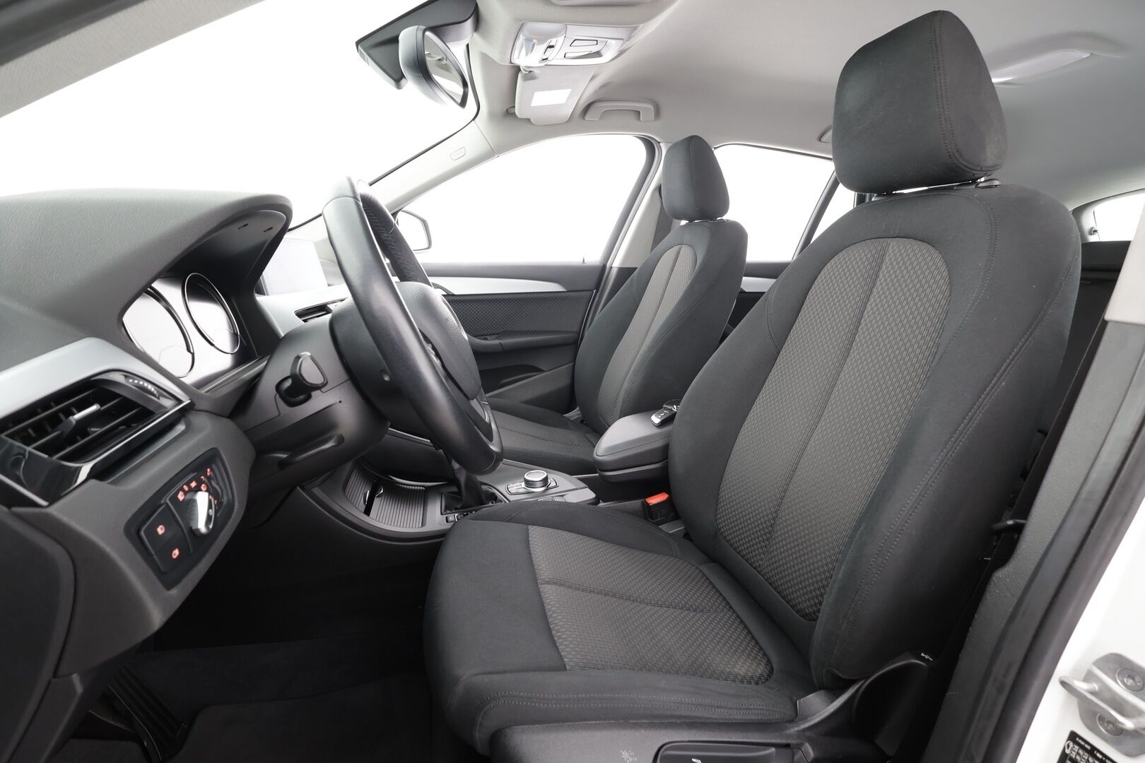 BMW X1 2020 F48 xDrive25e A Business * Vakkari / P.tutkat / Navi / Lisälämmitin / LED * - Kahdet renkaat aluvanteilla