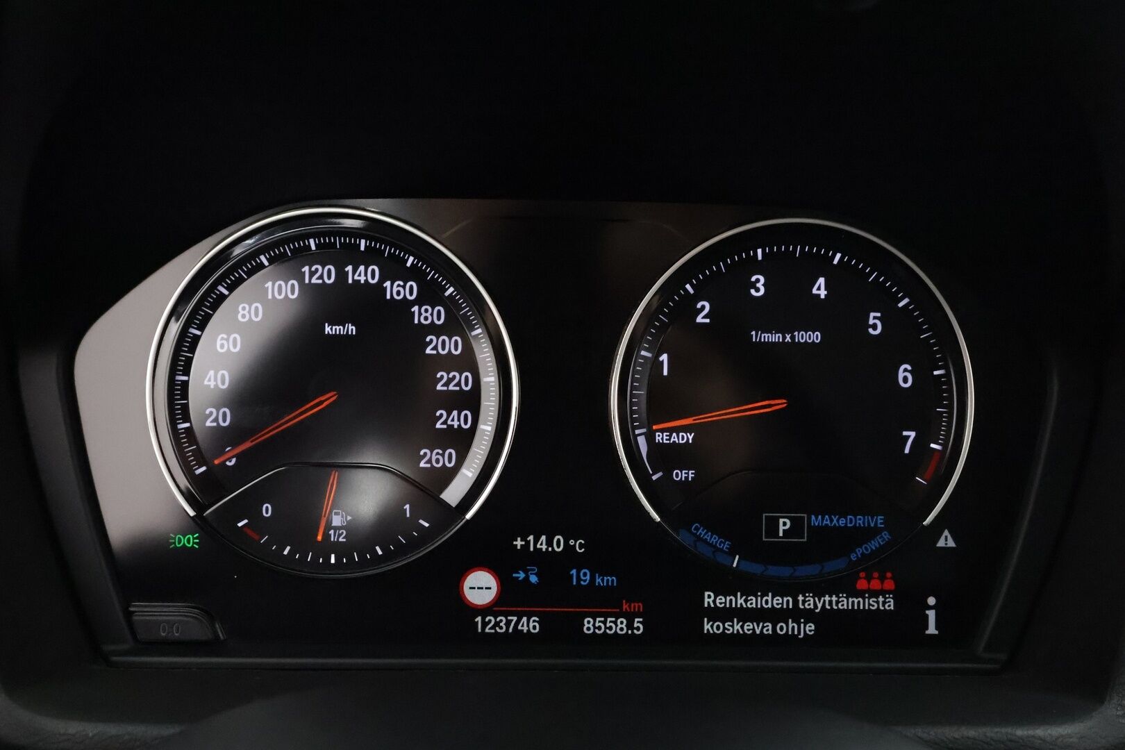 BMW X1 2020 F48 xDrive25e A Business * Vakkari / P.tutkat / Navi / Lisälämmitin / LED / Sähköinen Takaluukku * - Kahdet renkaat aluvanteilla - HULLUT AVAJAISHULINAT KORKOTARJOUS 3,29 %