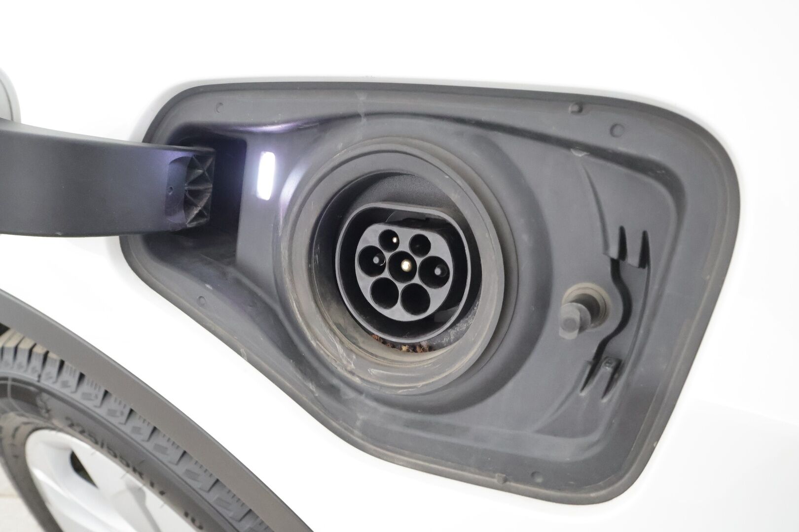 BMW X1 2020 F48 xDrive25e A Business * Vakkari / P.tutkat / Navi / Lisälämmitin / LED * - Kahdet renkaat aluvanteilla