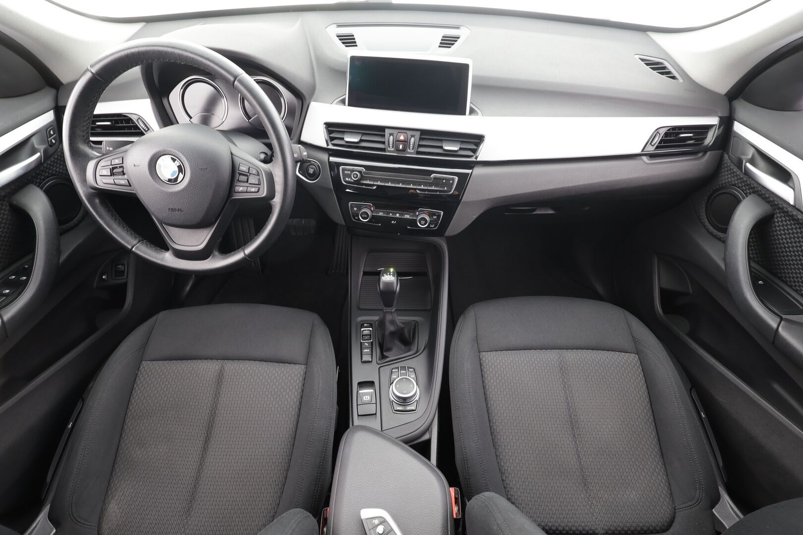 BMW X1 2020 F48 xDrive25e A Business * Vakkari / P.tutkat / Navi / Lisälämmitin / LED * - Kahdet renkaat aluvanteilla