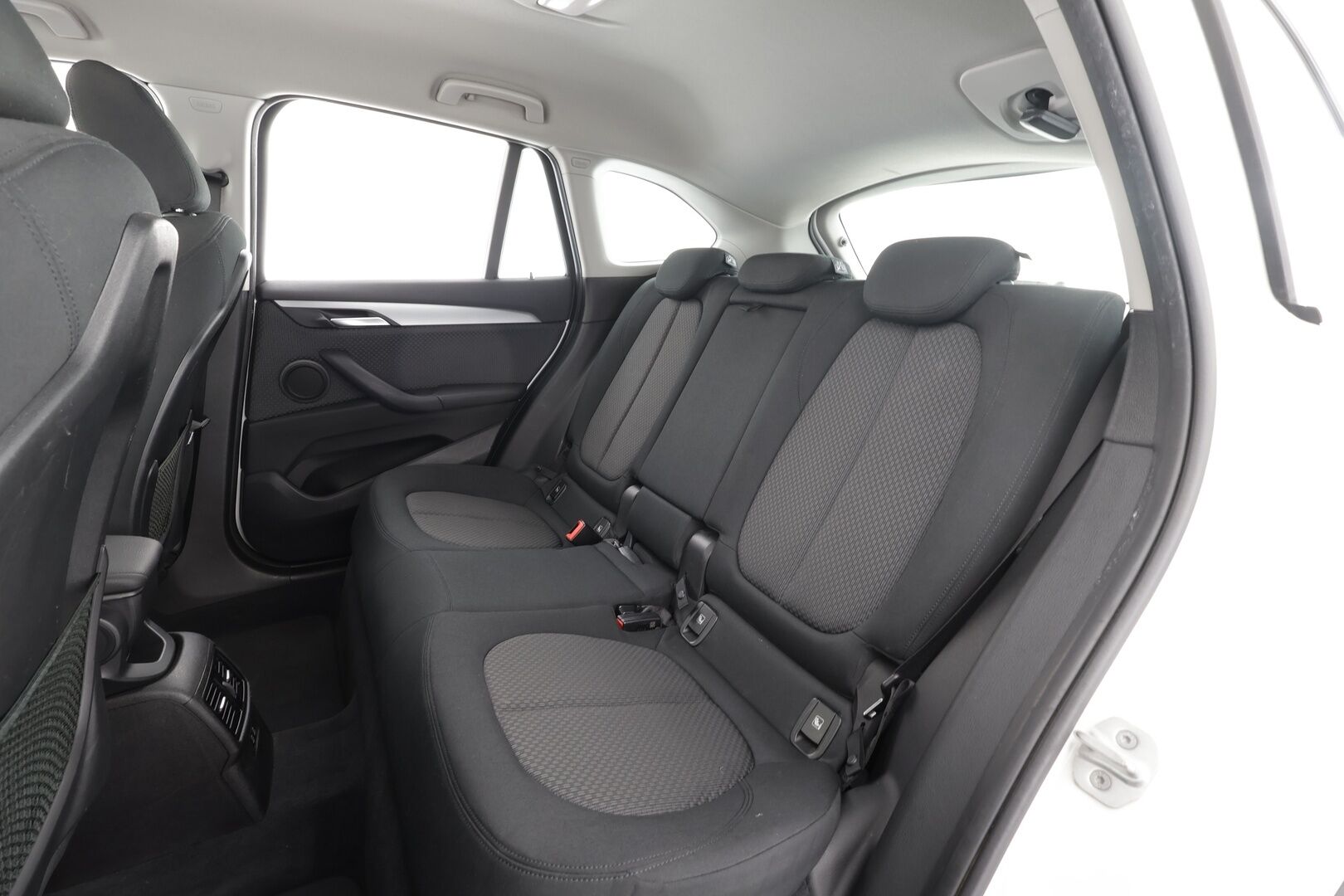 BMW X1 2020 F48 xDrive25e A Business * Vakkari / P.tutkat / Navi / Lisälämmitin / LED / Sähköinen Takaluukku * - Kahdet renkaat aluvanteilla - HULLUT AVAJAISHULINAT KORKOTARJOUS 3,29 %