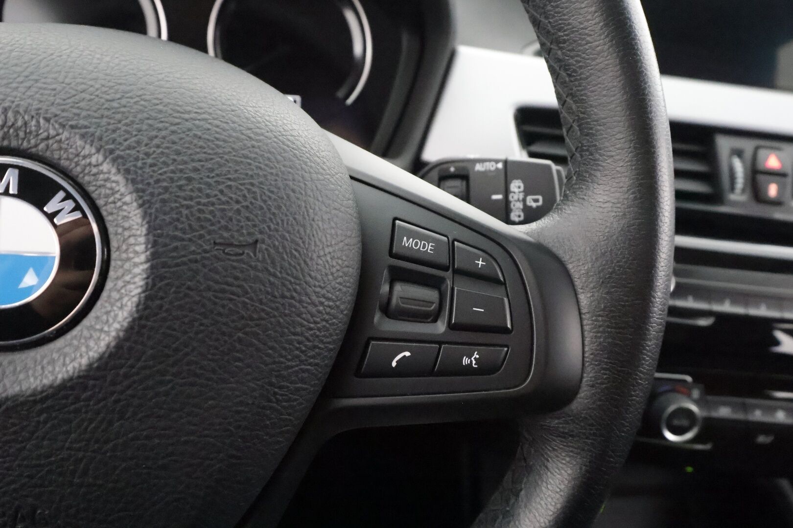 BMW X1 2020 F48 xDrive25e A Business * Vakkari / P.tutkat / Navi / Lisälämmitin / LED * - Kahdet renkaat aluvanteilla