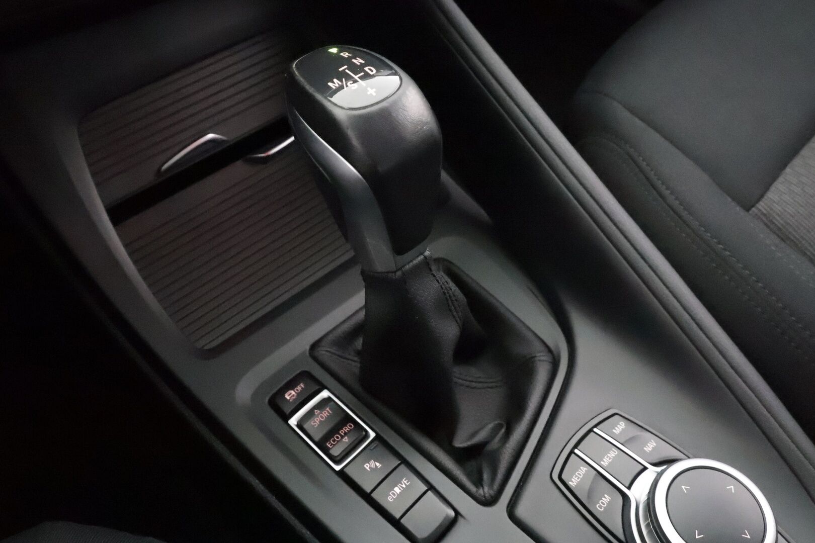 BMW X1 2020 F48 xDrive25e A Business * Vakkari / P.tutkat / Navi / Lisälämmitin / LED * - Kahdet renkaat aluvanteilla