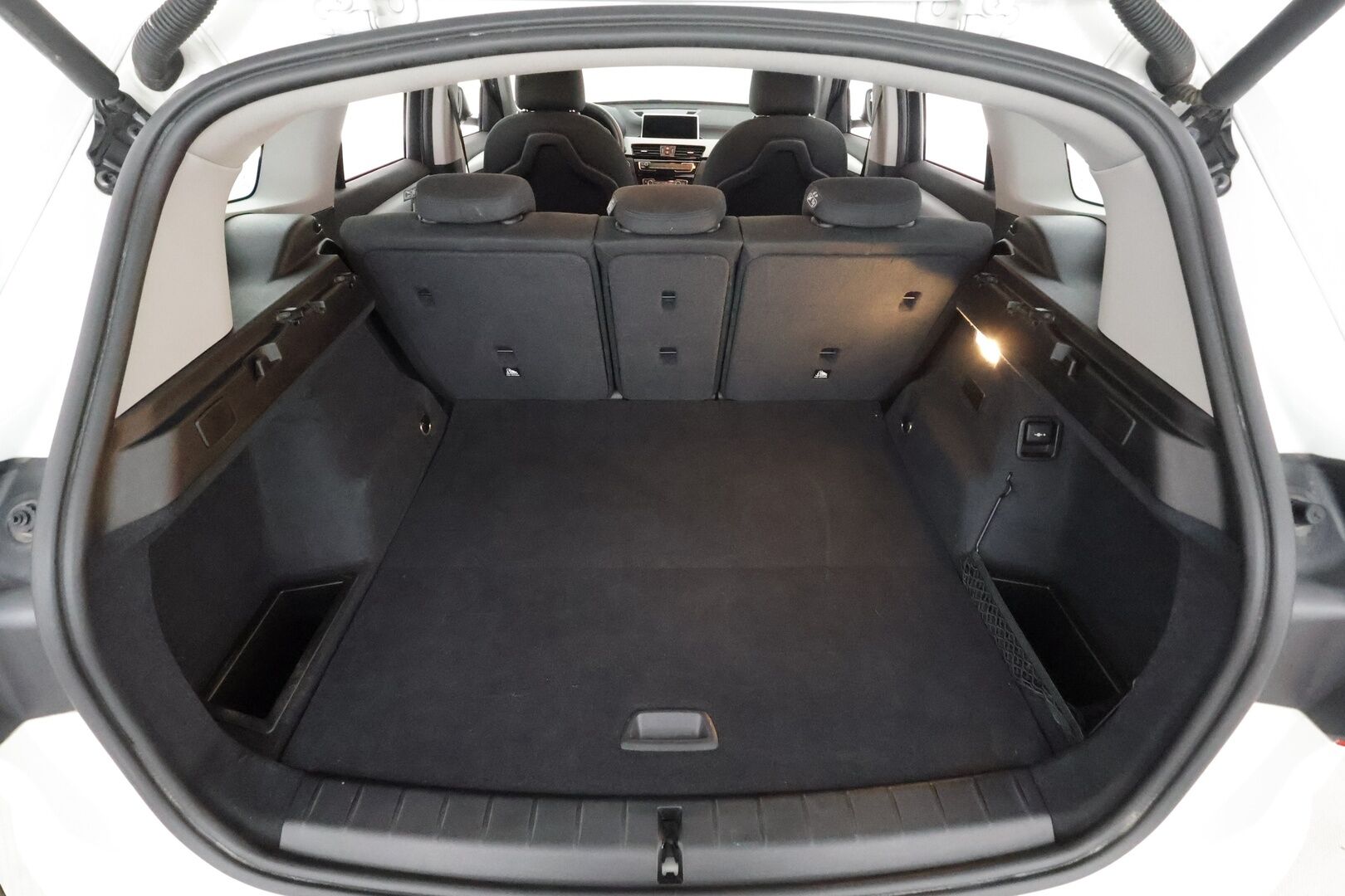 BMW X1 2020 F48 xDrive25e A Business * Vakkari / P.tutkat / Navi / Lisälämmitin / LED * - Kahdet renkaat aluvanteilla