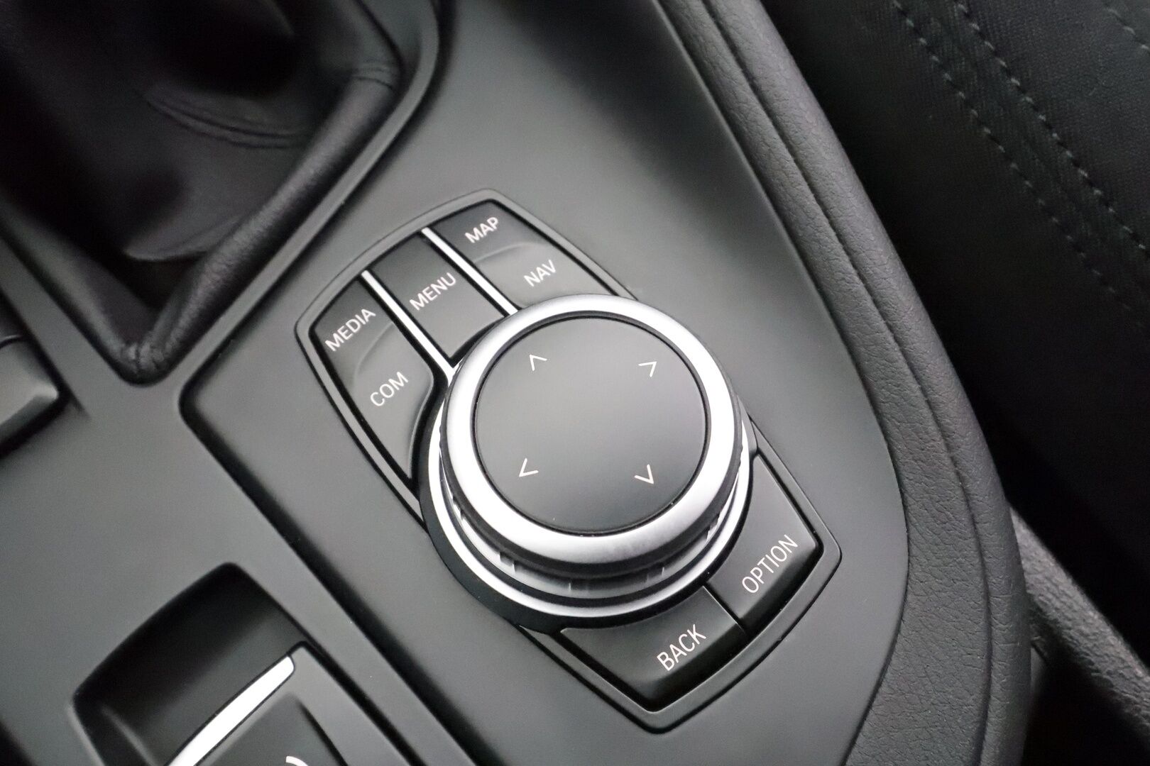 BMW X1 2020 F48 xDrive25e A Business * Vakkari / P.tutkat / Navi / Lisälämmitin / LED / Sähköinen Takaluukku * - Kahdet renkaat aluvanteilla - HULLUT AVAJAISHULINAT KORKOTARJOUS 3,29 %