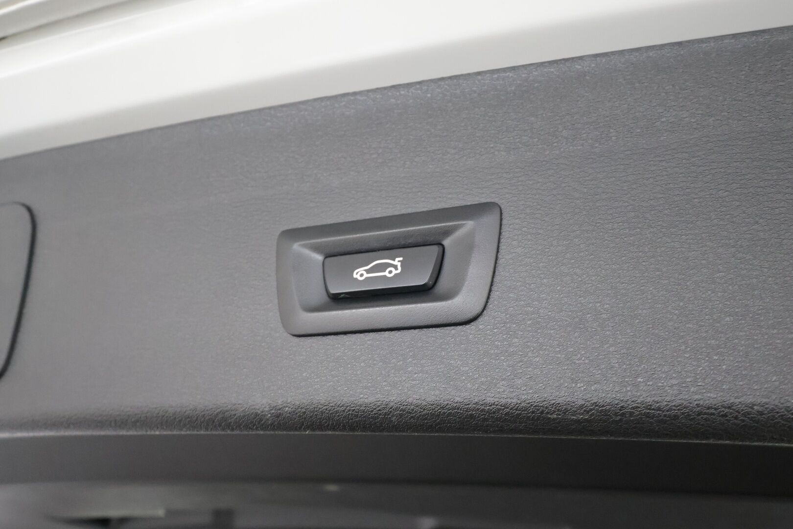 BMW X1 2020 F48 xDrive25e A Business * Vakkari / P.tutkat / Navi / Lisälämmitin / LED * - Kahdet renkaat aluvanteilla