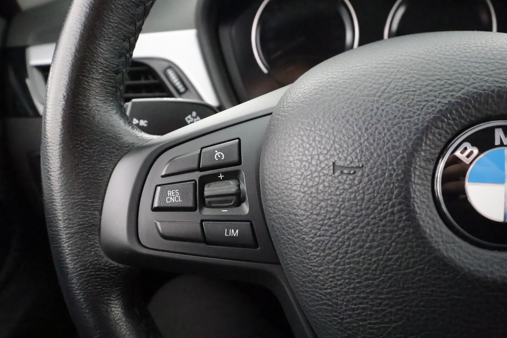 BMW X1 2020 F48 xDrive25e A Business * Vakkari / P.tutkat / Navi / Lisälämmitin / LED / Sähköinen Takaluukku * - Kahdet renkaat aluvanteilla - HULLUT AVAJAISHULINAT KORKOTARJOUS 3,29 %