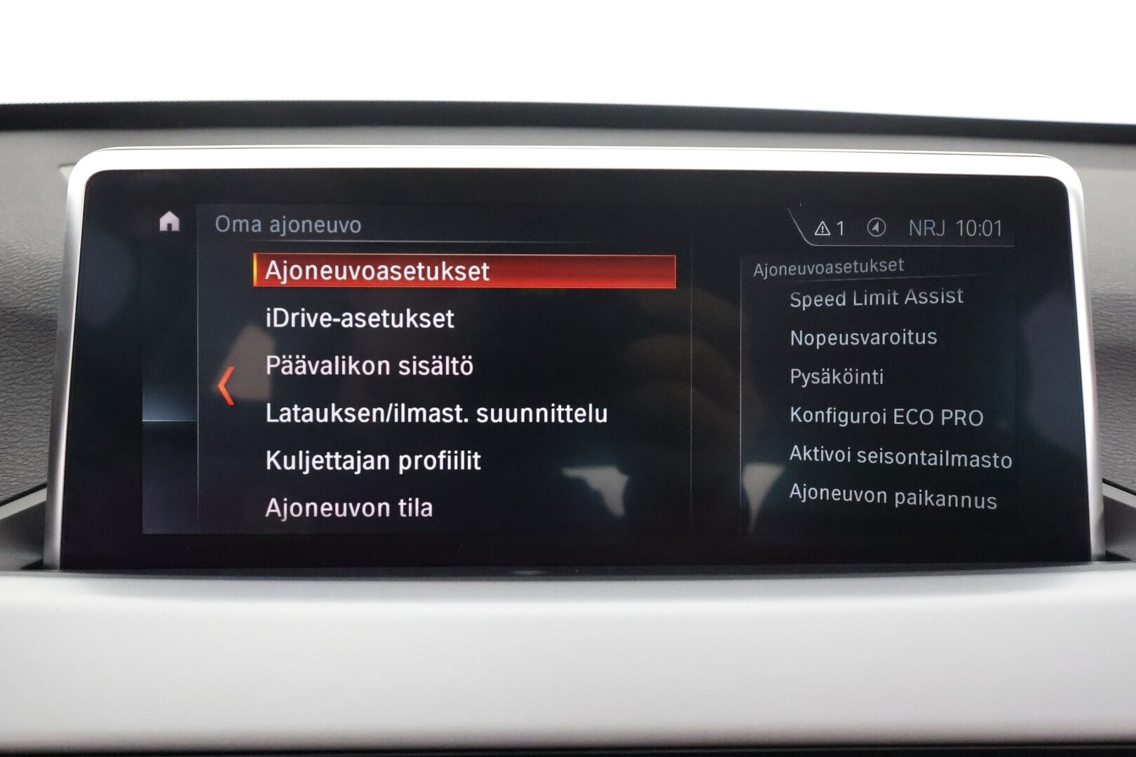 BMW X1 2020 F48 xDrive25e A Business * Vakkari / P.tutkat / Navi / Lisälämmitin / LED / Sähköinen Takaluukku * - Kahdet renkaat aluvanteilla - HULLUT AVAJAISHULINAT KORKOTARJOUS 3,29 %