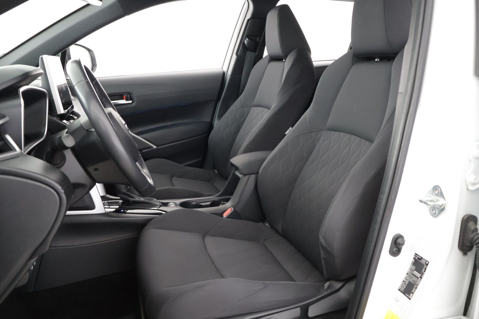 Toyota Corolla Cross 2024 2.0 Hybrid AWD-i Launch Edition - KORKO VAIN 3,99 %