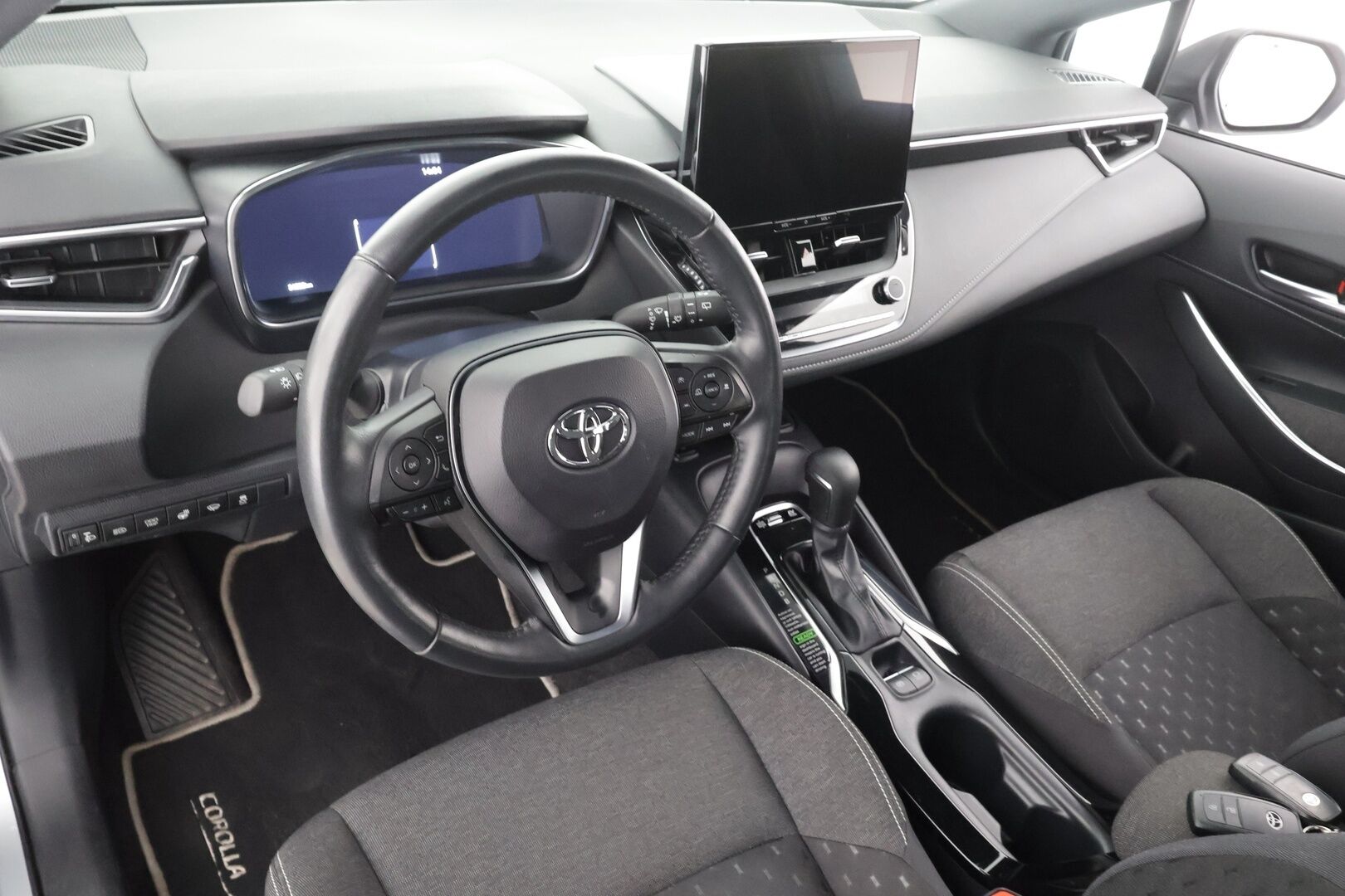 Toyota Corolla 2024 Touring Sports 1,8 Hybrid Active * ACC / P.kamera / Digimittaristo / Facelift / Navi / Ratinlämmitin * - Suomi-auto / Kahdet renkaat aluvanteilla / Merkkihuollettu