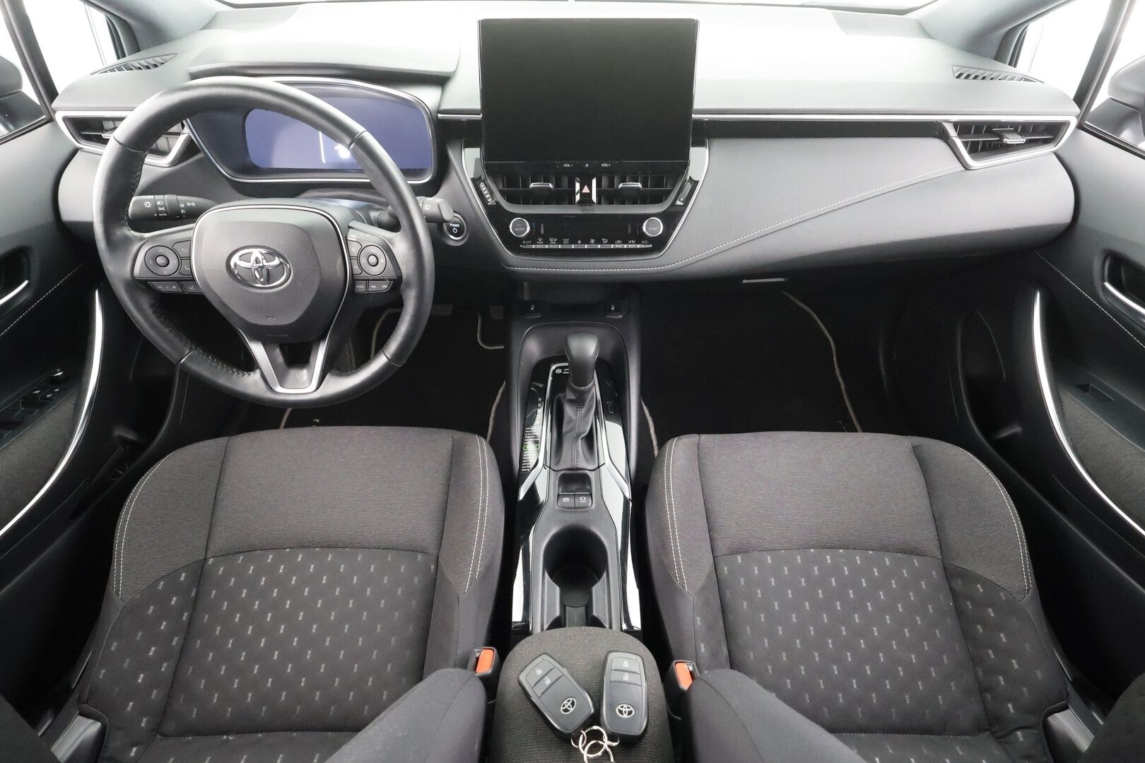 Toyota Corolla 2024 Touring Sports 1,8 Hybrid Active * ACC / P.kamera / Digimittaristo / Facelift / Navi / Ratinlämmitin * - Suomi-auto / Kahdet renkaat aluvanteilla / Merkkihuollettu