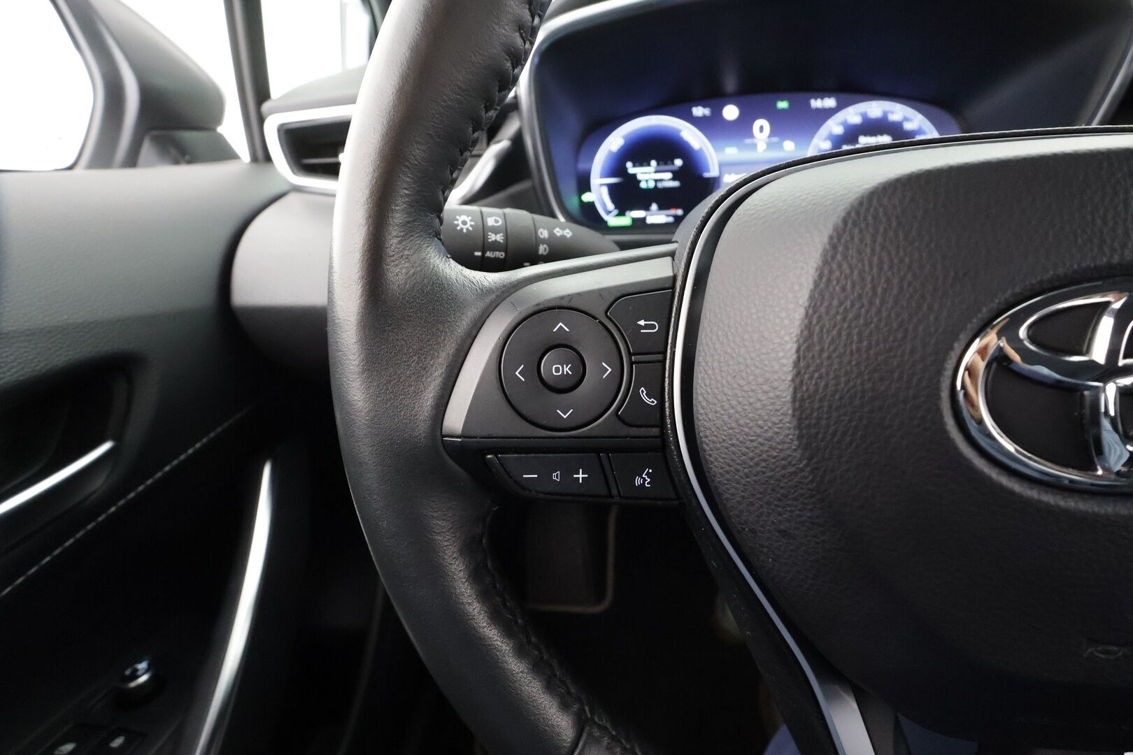 Toyota Corolla 2024 Touring Sports 1,8 Hybrid Active * ACC / P.kamera / Digimittaristo / Facelift / Navi / Ratinlämmitin * - Suomi-auto / Kahdet renkaat aluvanteilla / Merkkihuollettu