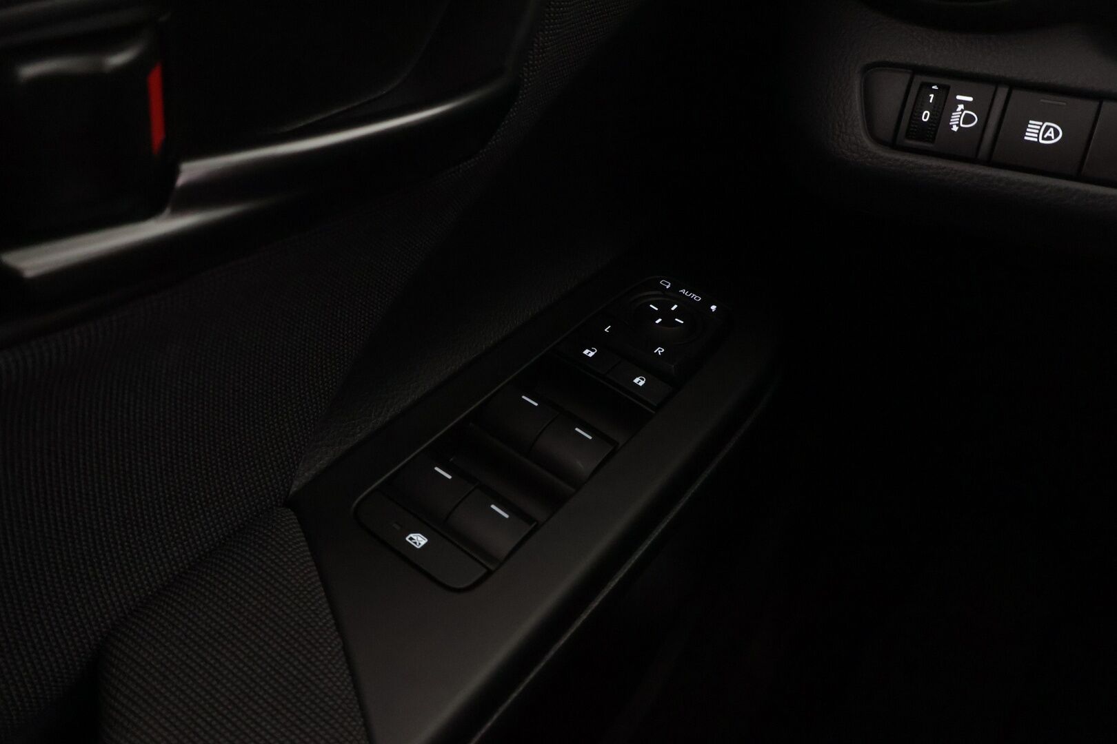 Toyota C-HR 2024 1,8 Hybrid Active Plus *KeylessGo / Adapt. vakkari / Lane assist / Wireless Carplay / P. kamera!* - 3,99 % KORKOTARJOUS TÄHÄN AUTOON - *Huolto juuri tehty Toyotalla! 2x melkein uudet renkaat ja vanteet!*