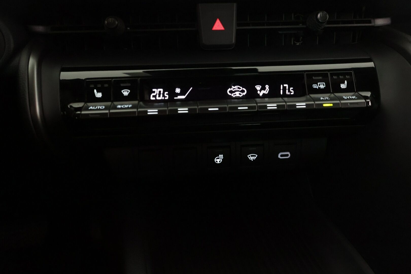 Toyota C-HR 2024 1,8 Hybrid Active Plus *KeylessGo / Adapt. vakkari / Lane assist / Wireless Carplay / P. kamera!* - 3,99 % KORKOTARJOUS TÄHÄN AUTOON - *Huolto juuri tehty Toyotalla! 2x melkein uudet renkaat ja vanteet!*