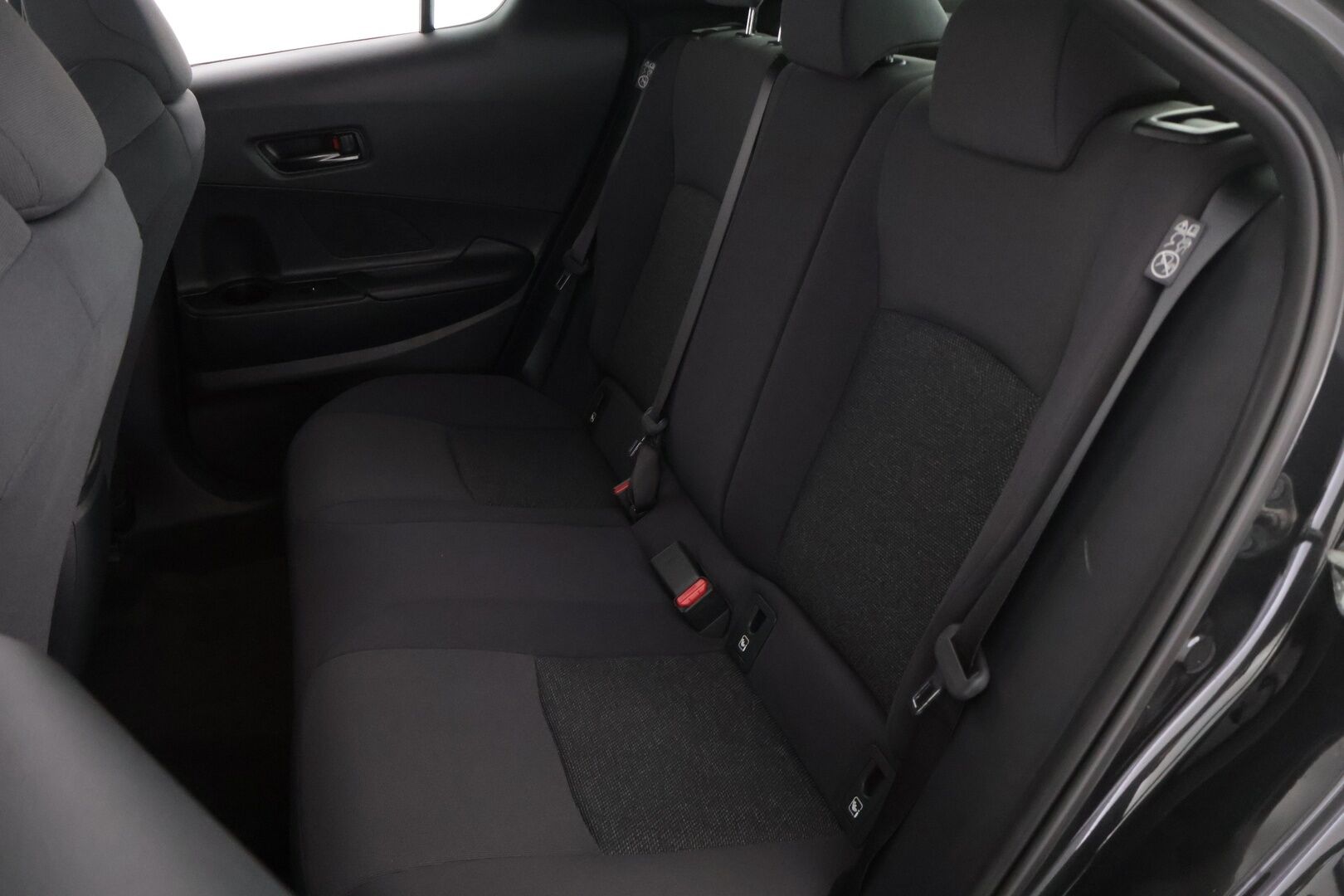 Toyota C-HR 2024 1,8 Hybrid Active Plus *KeylessGo / Adapt. vakkari / Lane assist / Wireless Carplay / P. kamera!* - 3,99 % KORKOTARJOUS TÄHÄN AUTOON - *Huolto juuri tehty Toyotalla! 2x melkein uudet renkaat ja vanteet!*
