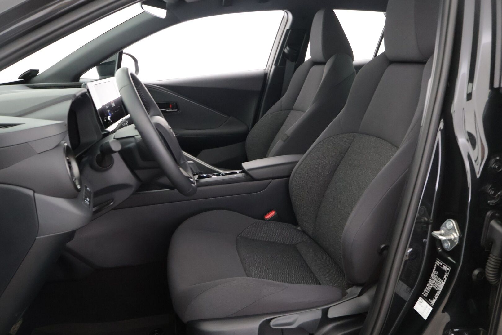 Toyota C-HR 2024 1,8 Hybrid Active Plus *KeylessGo / Adapt. vakkari / Lane assist / Wireless Carplay / P. kamera!* - 3,99 % KORKOTARJOUS TÄHÄN AUTOON - *Huolto juuri tehty Toyotalla! 2x melkein uudet renkaat ja vanteet!*