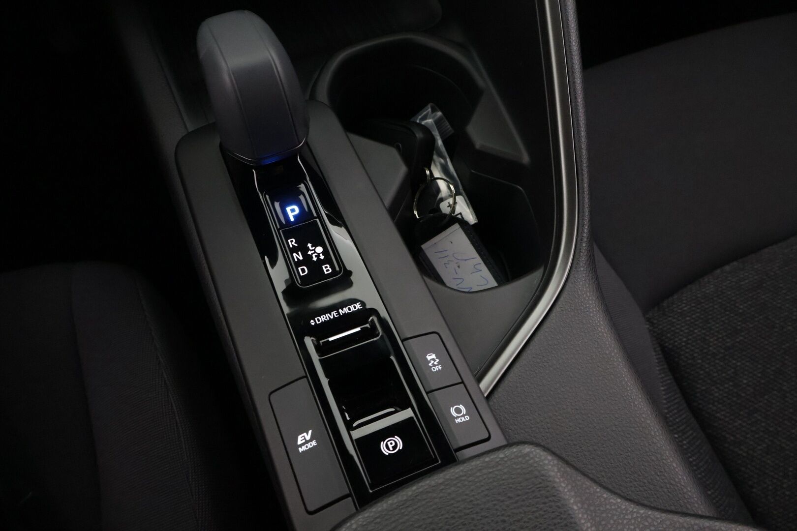 Toyota C-HR 2024 1,8 Hybrid Active Plus *KeylessGo / Adapt. vakkari / Lane assist / Wireless Carplay / P. kamera!* - 3,99 % KORKOTARJOUS TÄHÄN AUTOON - *Huolto juuri tehty Toyotalla! 2x melkein uudet renkaat ja vanteet!*