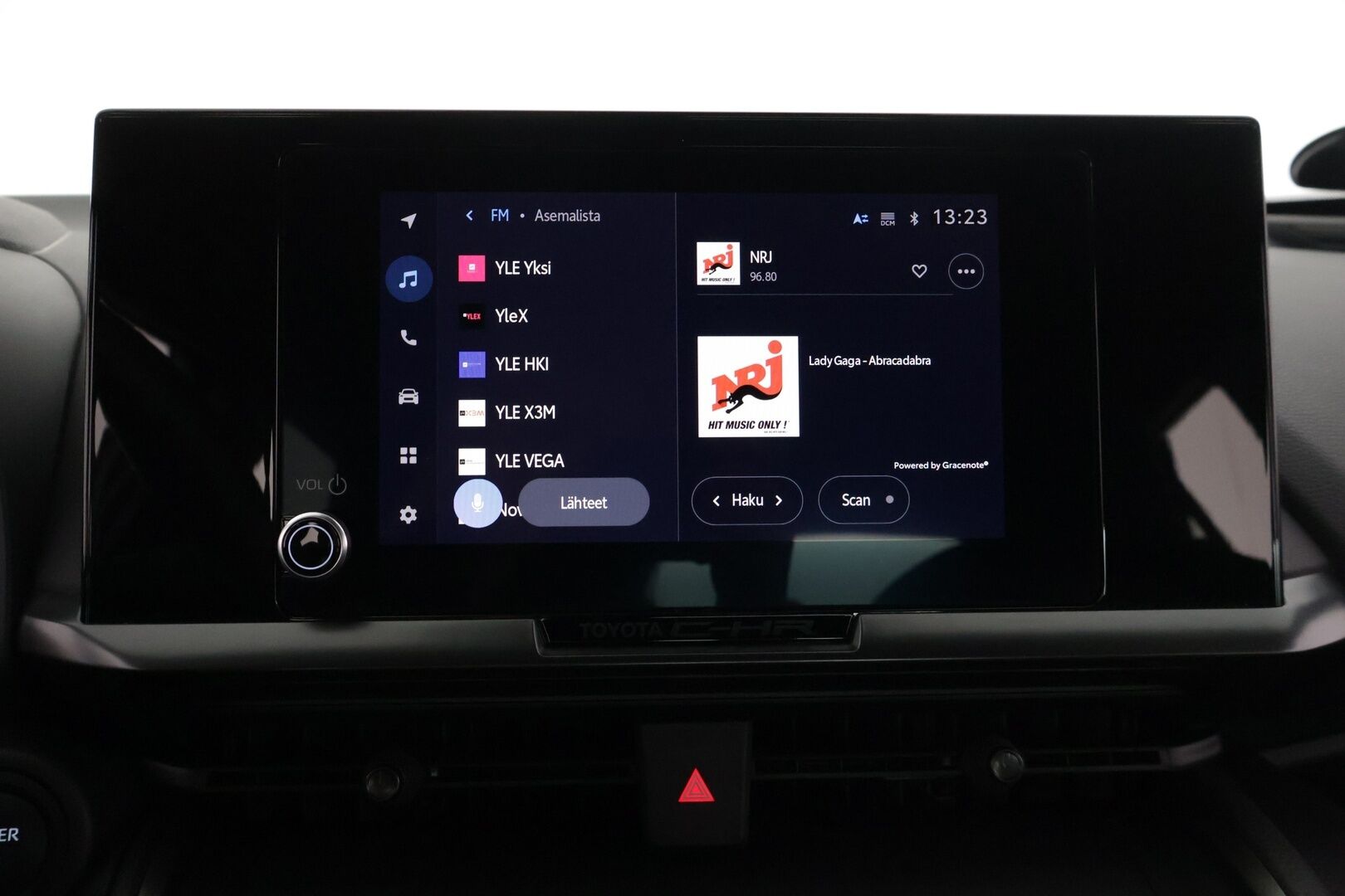Toyota C-HR 2024 1,8 Hybrid Active Plus *KeylessGo / Adapt. vakkari / Lane assist / Wireless Carplay / P. kamera!* - 3,99 % KORKOTARJOUS TÄHÄN AUTOON - *Huolto juuri tehty Toyotalla! 2x melkein uudet renkaat ja vanteet!*