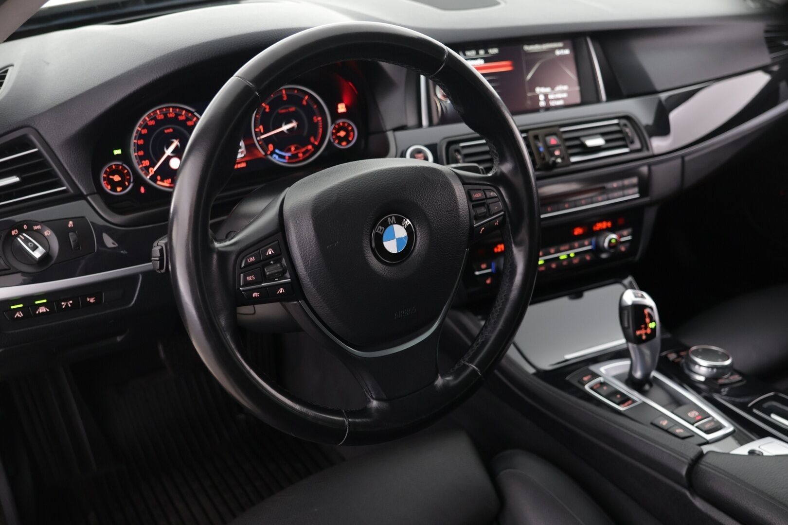 BMW 530 2016 F11 Touring 530d A xDrive Edition Exclusive - Frozen Bronze Metallic | Erinomainen huoltohistoria | Ilmastoidut ja lämmitetyt nahkepenkit muistillla | ACC / Webasto | HUD |
