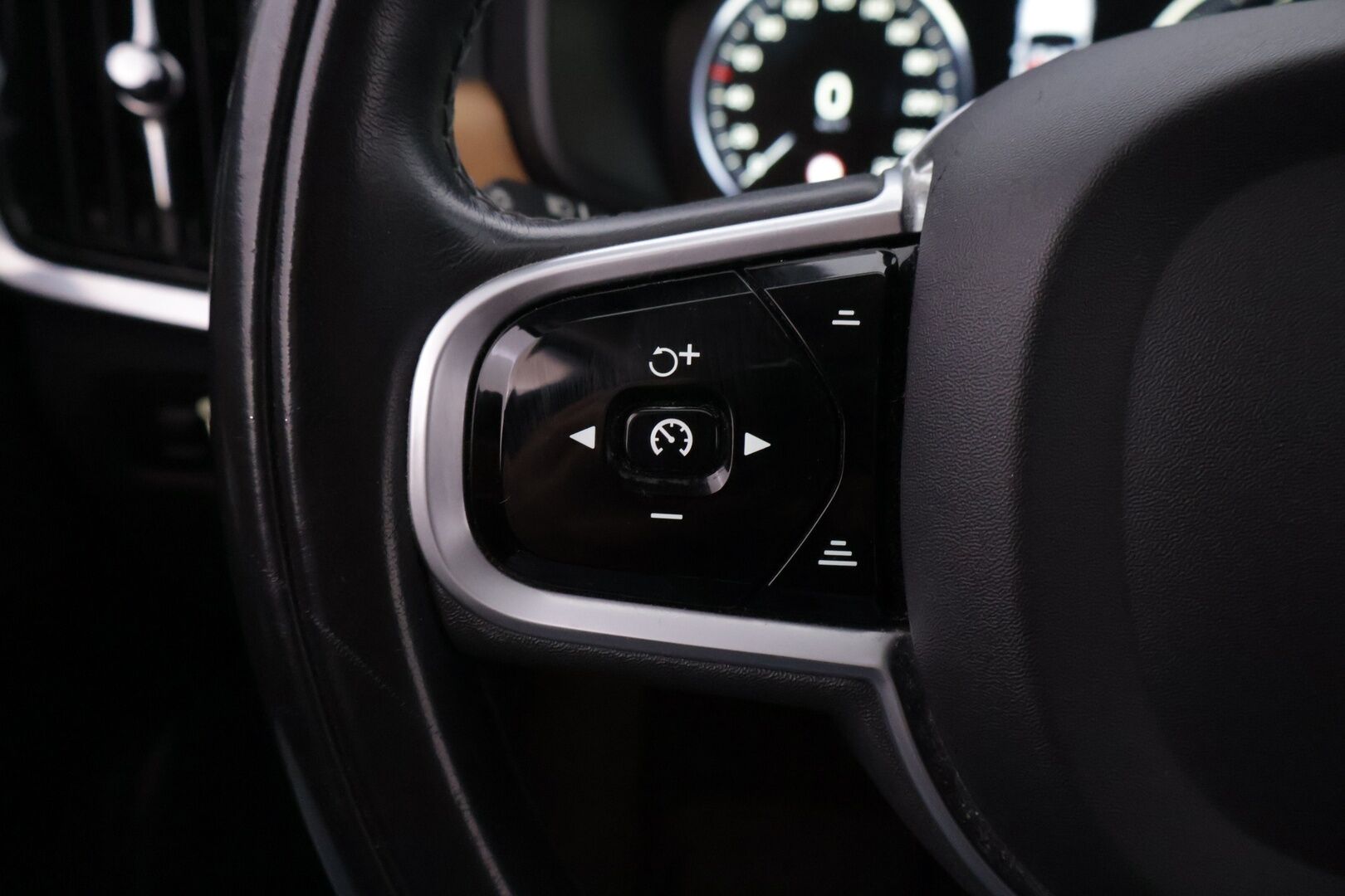 Volvo V90 2019 D3 AWD Business Inscription aut* Webasto / Vetokoukku / Pilot assist / P. Kamera / Sportti nahat / ACC / Keyless GO* - Suomi-auto / Puskurin alle taittuva vetokoukku / Ratinlämmitin / Adapt LED - HULLUT AVAJAISHULINAT KORKOTARJOUS 3,29 %