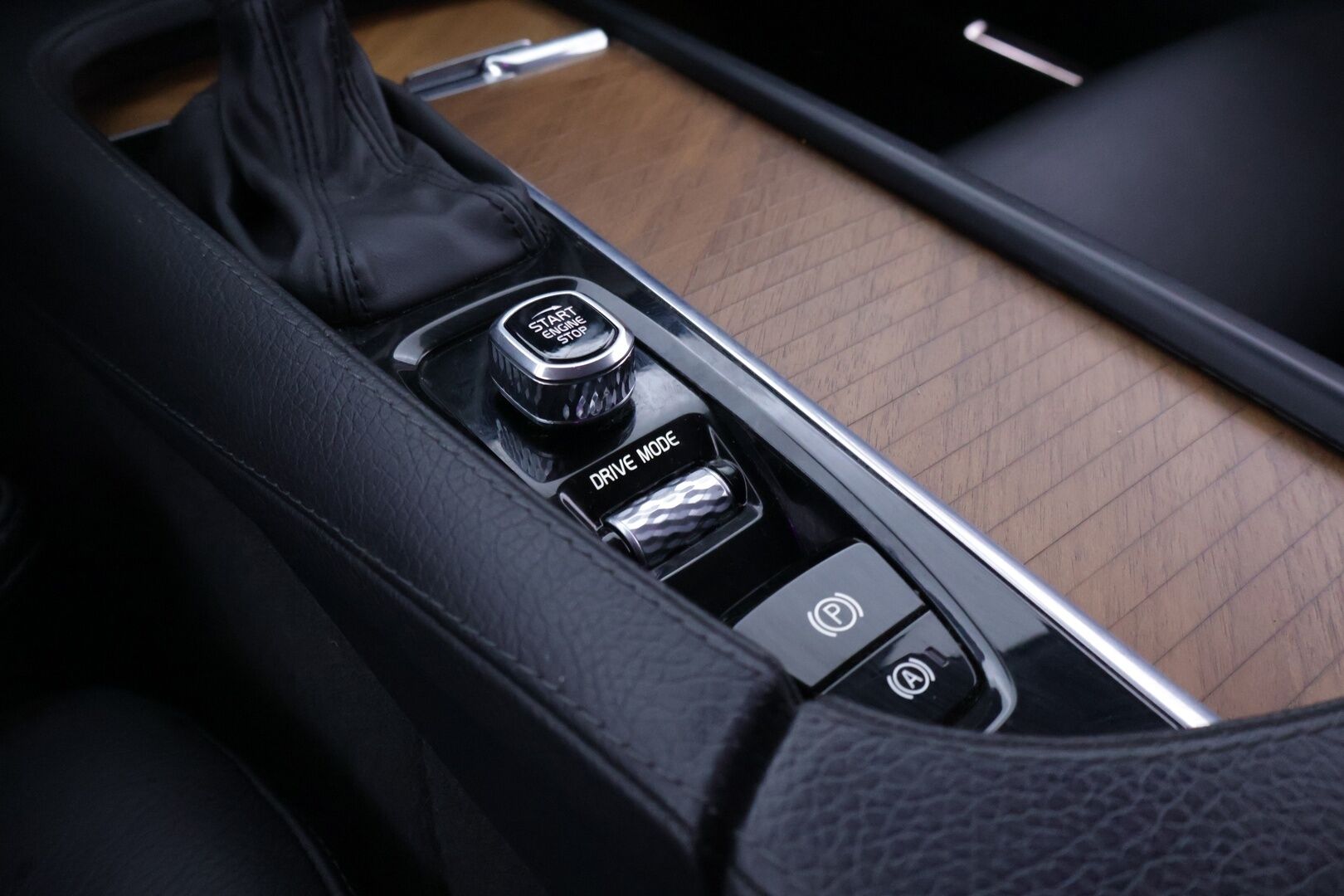 Volvo V90 2019 D3 AWD Business Inscription aut* Webasto / Vetokoukku / Pilot assist / P. Kamera / Sportti nahat / ACC / Keyless GO* - Suomi-auto / Puskurin alle taittuva vetokoukku / Ratinlämmitin / Adapt LED - HULLUT AVAJAISHULINAT KORKOTARJOUS 3,29 %