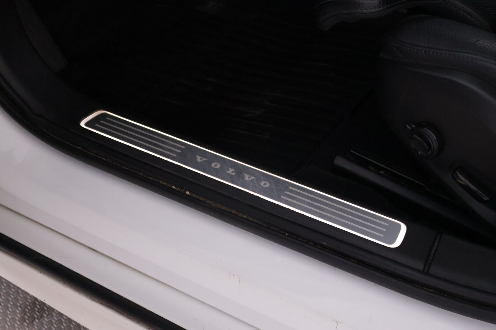 Volvo V90 2019 D3 AWD Business Inscription aut* Webasto / Vetokoukku / Pilot assist / P. Kamera / Sportti nahat / ACC / Keyless GO* - Suomi-auto / Puskurin alle taittuva vetokoukku / Ratinlämmitin / Adapt LED - HULLUT AVAJAISHULINAT KORKOTARJOUS 3,29 %