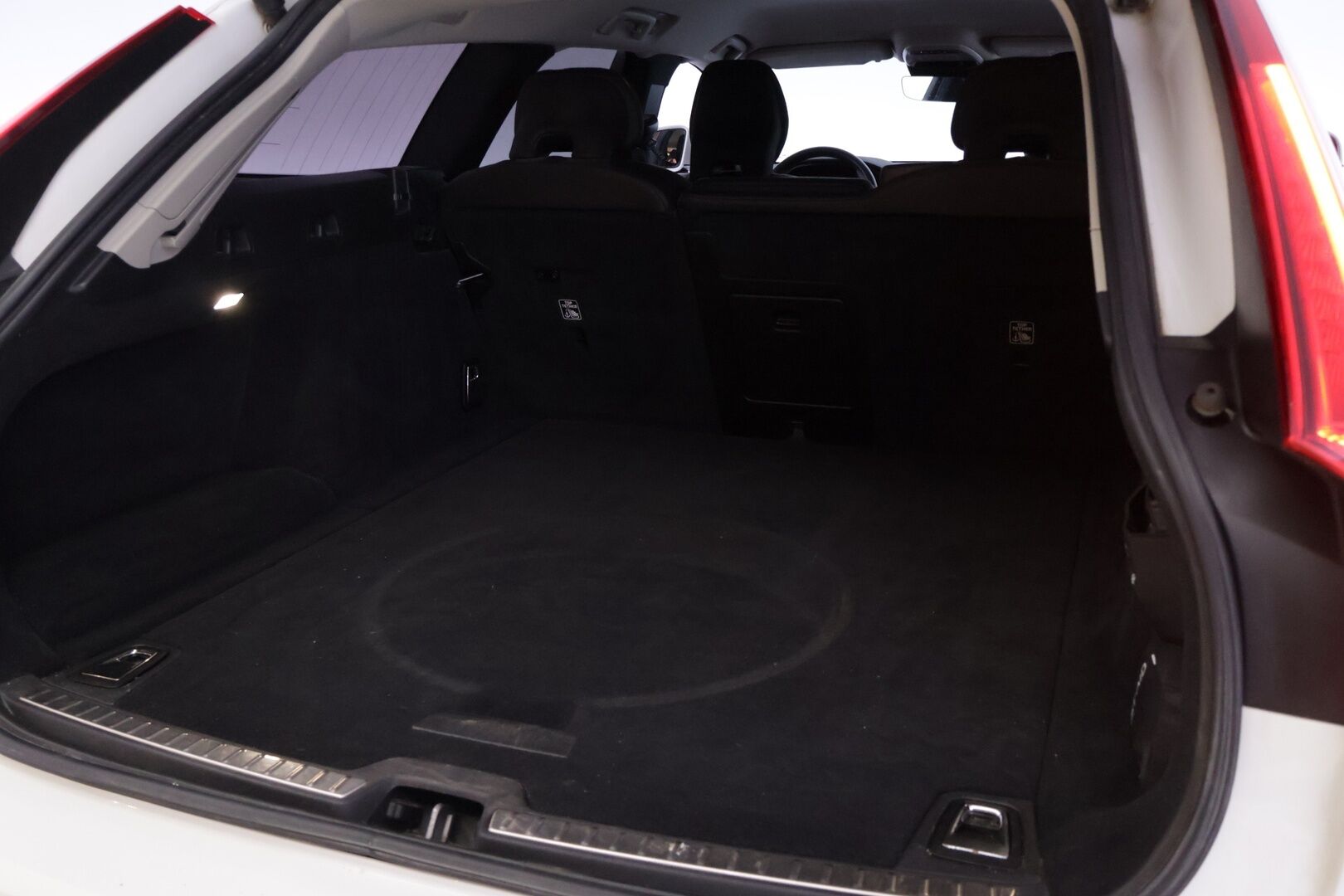 Volvo V90 2019 D3 AWD Business Inscription aut* Webasto / Vetokoukku / Pilot assist / P. Kamera / Sportti nahat / ACC / Keyless GO* - Suomi-auto / Puskurin alle taittuva vetokoukku / Ratinlämmitin / Adapt LED - HULLUT AVAJAISHULINAT KORKOTARJOUS 3,29 %