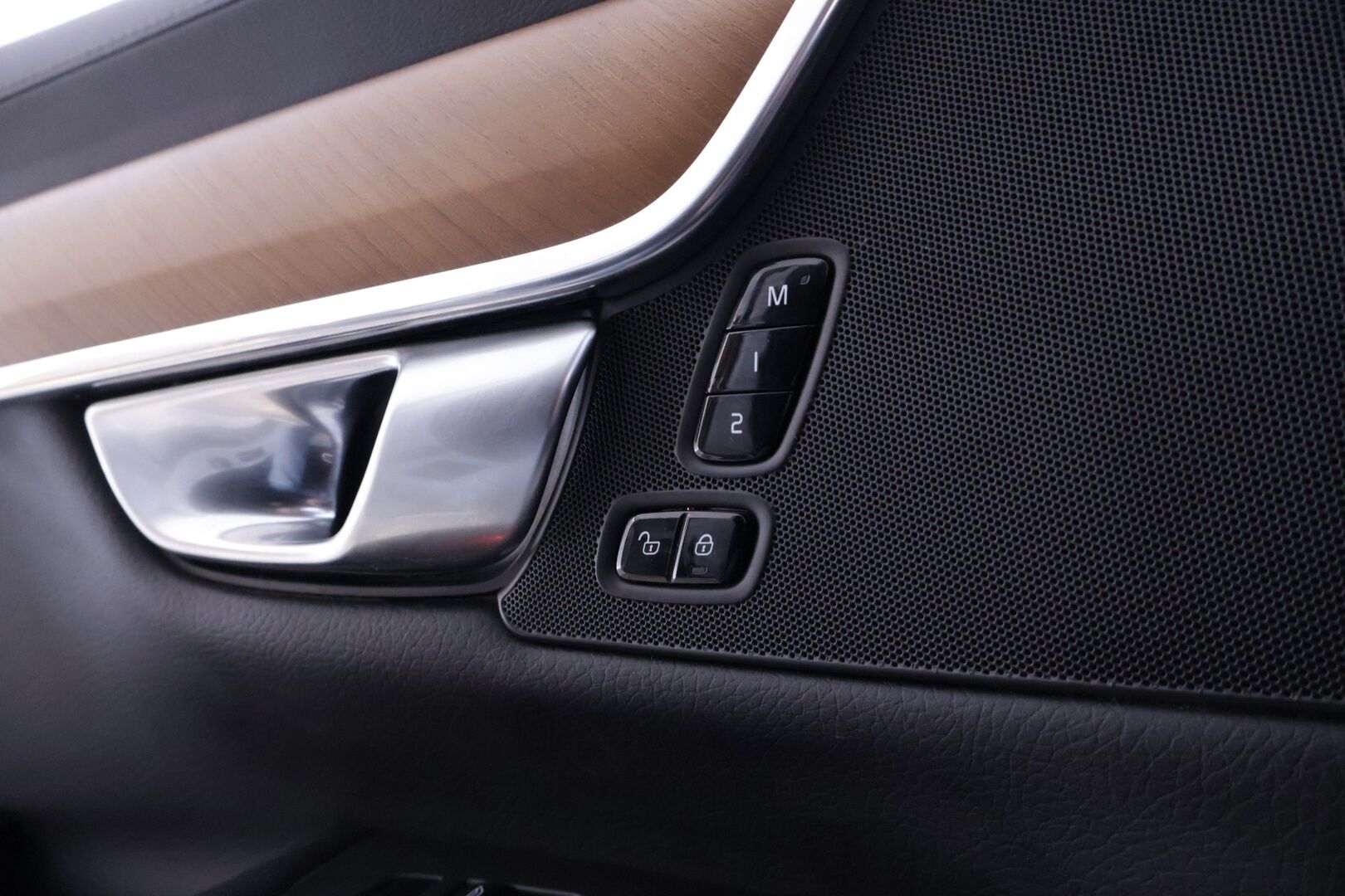 Volvo V90 2019 D3 AWD Business Inscription aut* Webasto / Vetokoukku / Pilot assist / P. Kamera / Sportti nahat / ACC / Keyless GO* - Suomi-auto / Puskurin alle taittuva vetokoukku / Ratinlämmitin / Adapt LED - HULLUT AVAJAISHULINAT KORKOTARJOUS 3,29 %