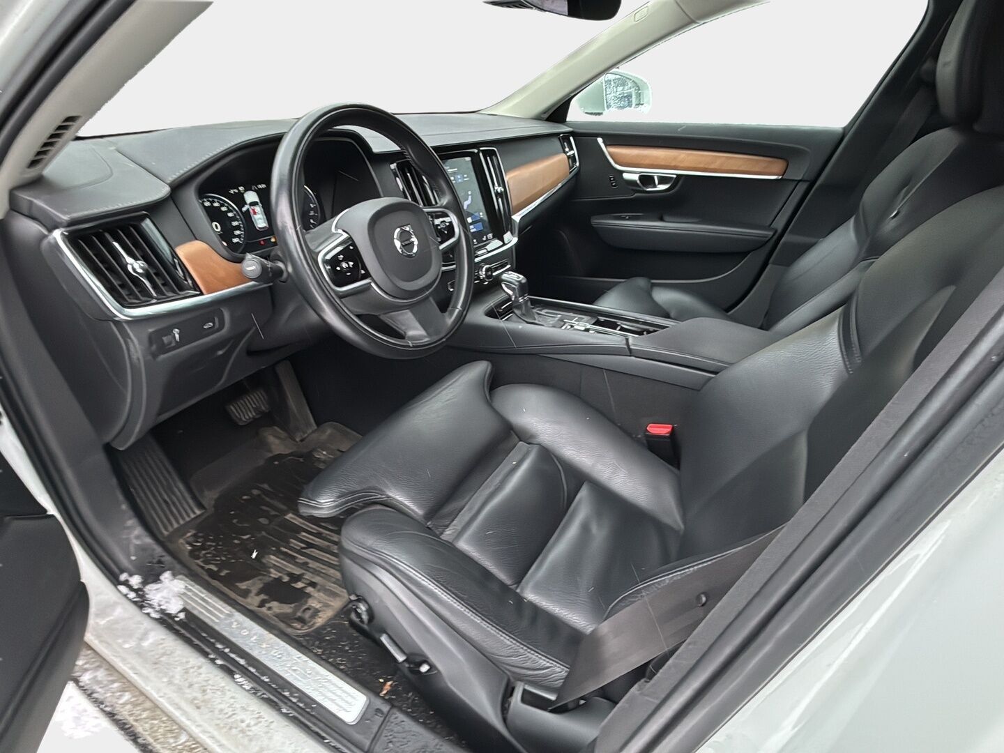 Volvo V90 2019 D3 AWD Business Inscription aut* Webasto / Vetokoukku / Pilot assist / P. Kamera / Sportti nahat / ACC / Keyless GO* - Suomi-auto / Puskurin alle taittuva vetokoukku / Ratinlämmitin / Adapt LED