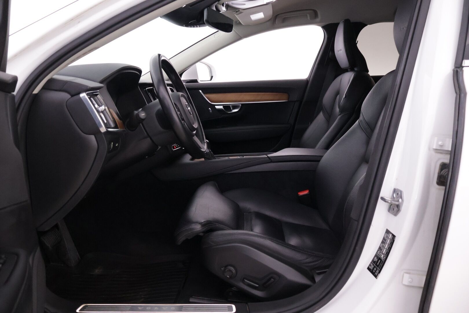 Volvo V90 2019 D3 AWD Business Inscription aut* Webasto / Vetokoukku / Pilot assist / P. Kamera / Sportti nahat / ACC / Keyless GO* - Suomi-auto / Puskurin alle taittuva vetokoukku / Ratinlämmitin / Adapt LED - HULLUT AVAJAISHULINAT KORKOTARJOUS 3,29 %