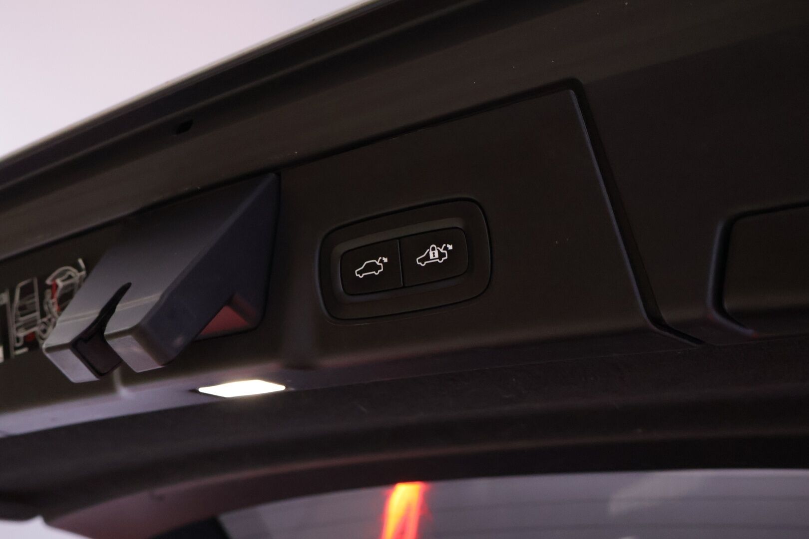 Volvo V90 2019 D3 AWD Business Inscription aut* Webasto / Vetokoukku / Pilot assist / P. Kamera / Sportti nahat / ACC / Keyless GO* - Suomi-auto / Puskurin alle taittuva vetokoukku / Ratinlämmitin / Adapt LED - HULLUT AVAJAISHULINAT KORKOTARJOUS 3,29 %