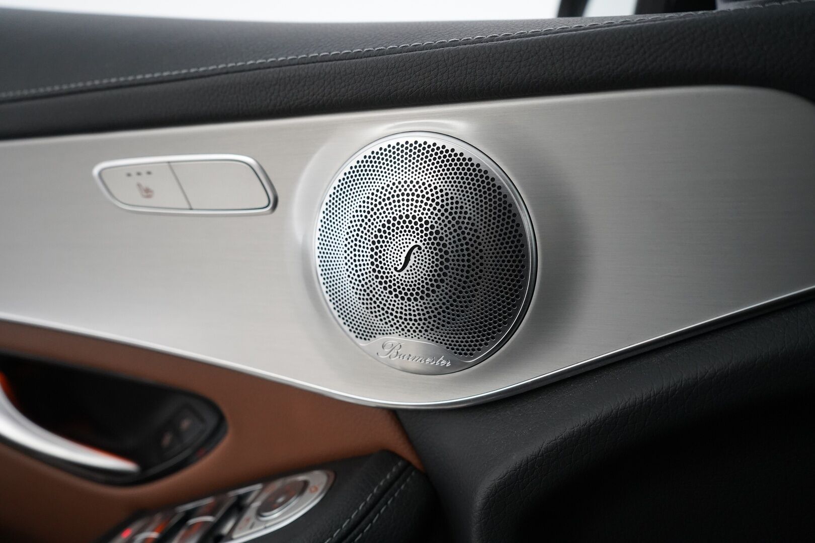 Mercedes-Benz GLC 2020 300 e 4MATIC A Business EQ Power * Koukku / Kamera / Navi / Vakkari / Burmester * - Kahdet renkaat / AMG / Astinlaudat