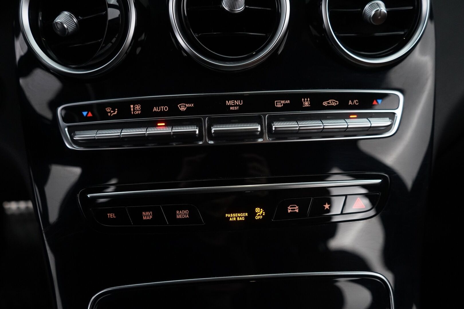 Mercedes-Benz GLC 2020 300 e 4MATIC A Business EQ Power * Koukku / Kamera / Navi / Vakkari / Burmester * - Kahdet renkaat / AMG / Astinlaudat