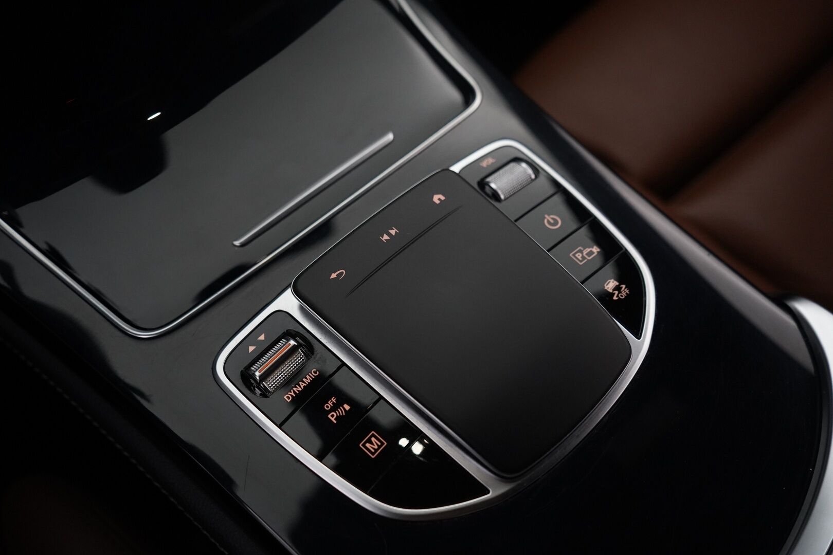 Mercedes-Benz GLC 2020 300 e 4MATIC A Business EQ Power * Koukku / Kamera / Navi / Vakkari / Burmester * - Kahdet renkaat / AMG / Astinlaudat