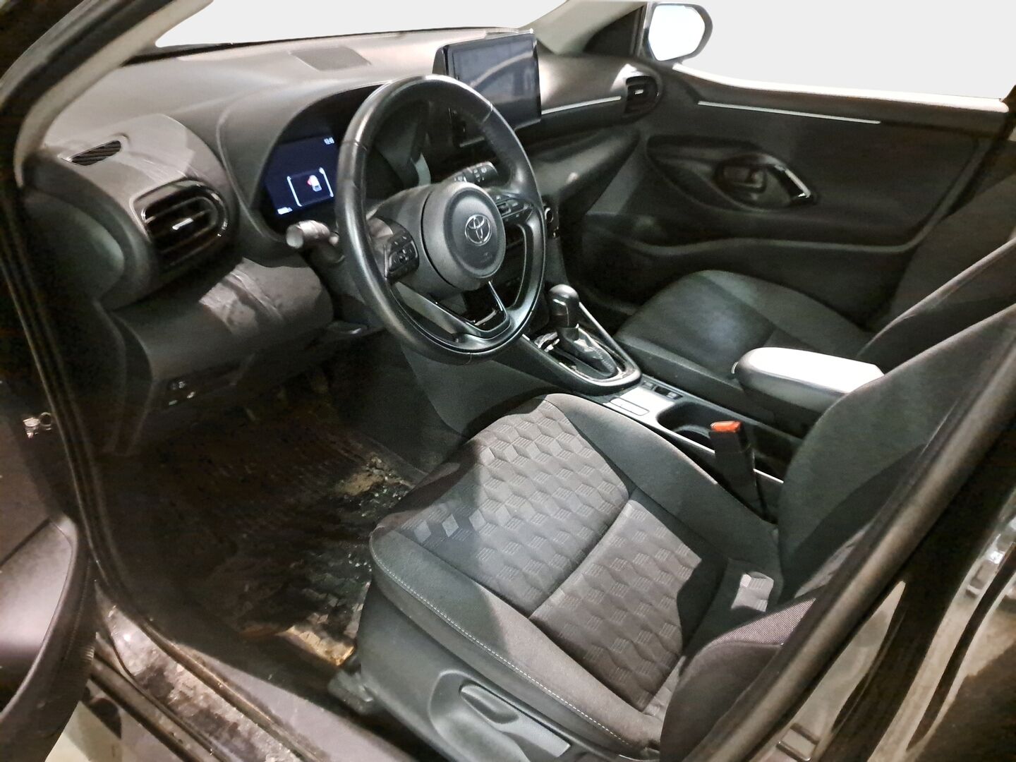 Toyota Yaris 2024 1,5 Hybrid 116 Intense Plus *ACC / LED / 2-Om Suomiauto / Lohko S.Pistoke / Carplay / Koukku / Ratinlämmitin* - Huippukuntoiset merkkirenkaat aluilla x2 / Upea Metalliväri / Merkkihuollettu! - HULLU BLACKWEEK KORKOTARJOUS 2,49%