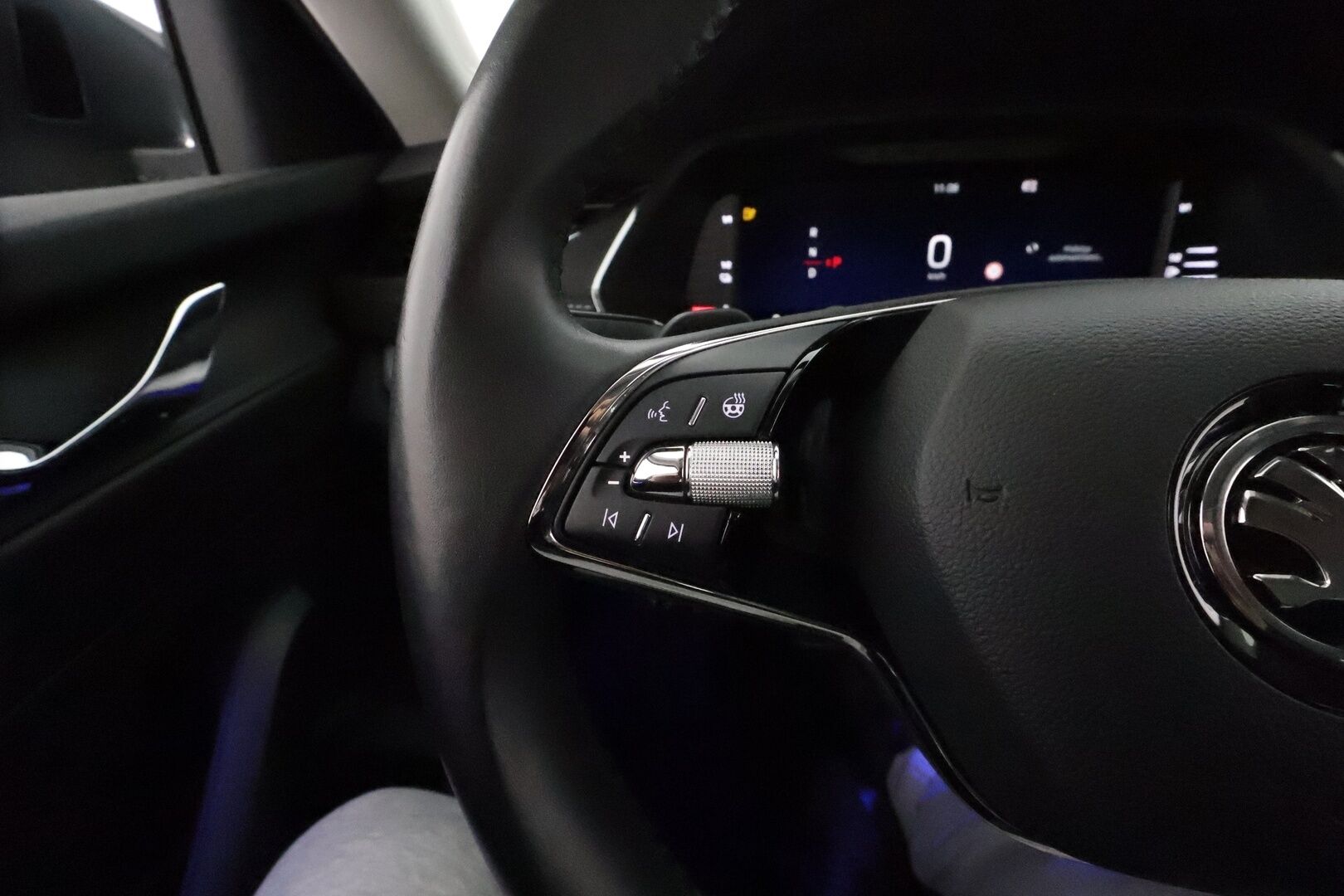 Skoda Octavia 2021 Combi 1.4 TSI PHEV Style iV DSG Autom. * Adapt.Vakkari / Matrix LED / HUD / Navi / Muistipenkit / Peruutustutkat - Kahdet renkaat aluvanteilla