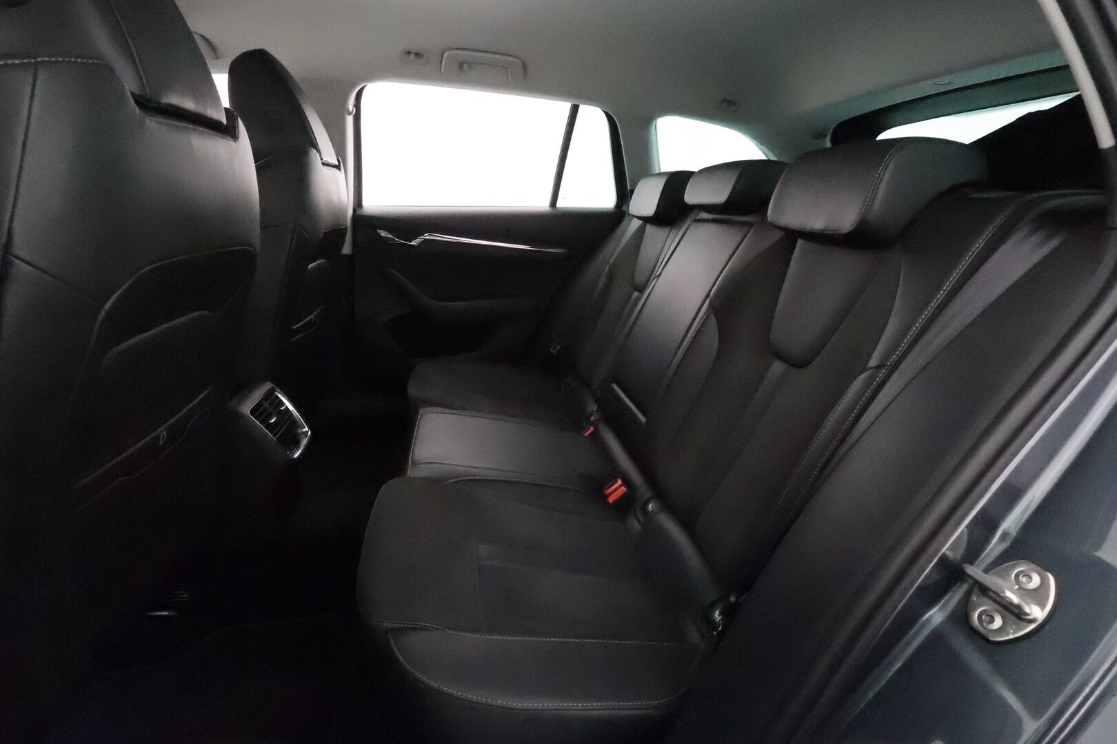 Skoda Octavia 2021 Combi 1.4 TSI PHEV Style iV DSG Autom. * Adapt.Vakkari / Matrix LED / HUD / Navi / Muistipenkit / Peruutustutkat - Kahdet renkaat aluvanteilla