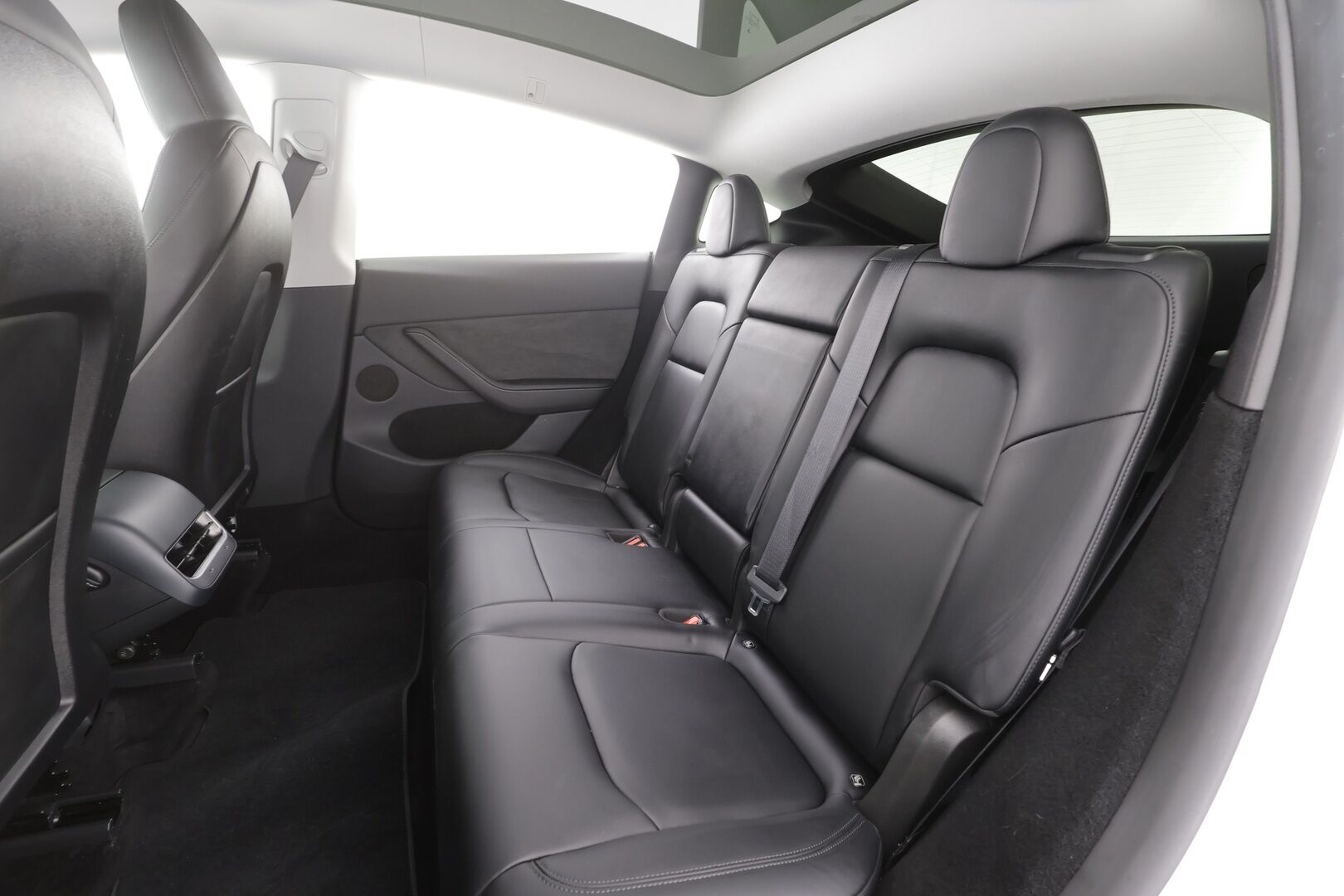 Tesla Model Y 2024 RWD - | ACC | Koukku | ALV | ILP | Ryzen | Matrix | Lasikatto | Premium Audio | Muistipenkki | Nahkasisusta | P.kamera | 1-om suomiauto | 2x renkaat aluin | 