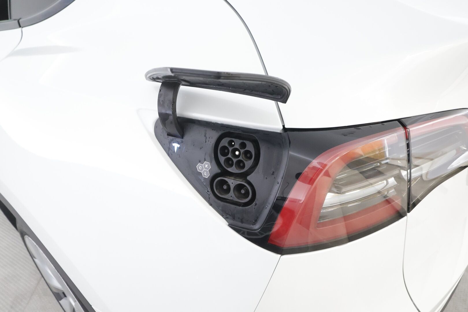 Tesla Model Y 2024 RWD - | ACC | Koukku | ALV | ILP | Ryzen | Matrix | Lasikatto | Premium Audio | Muistipenkki | Nahkasisusta | P.kamera | 1-om suomiauto | 2x renkaat aluin | 