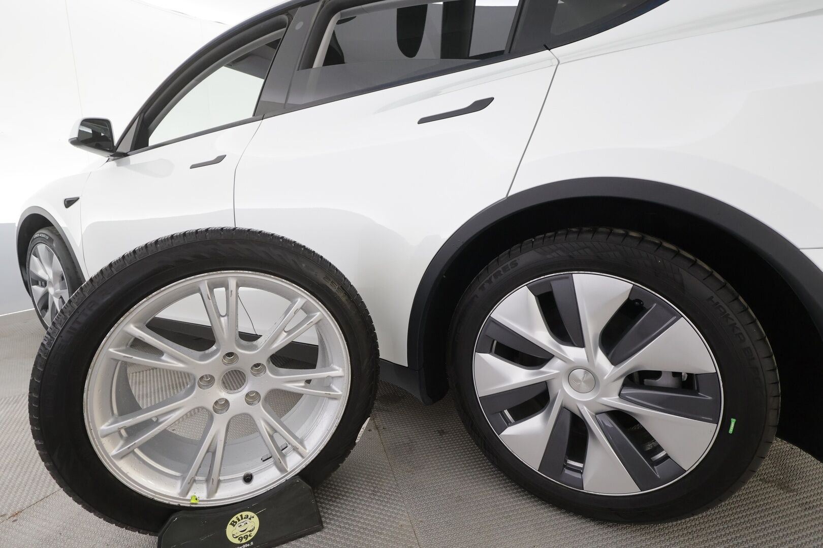 Tesla Model Y 2024 RWD - | ACC | Koukku | ALV | ILP | Ryzen | Matrix | Lasikatto | Premium Audio | Muistipenkki | Nahkasisusta | P.kamera | 1-om suomiauto | 2x renkaat aluin | 