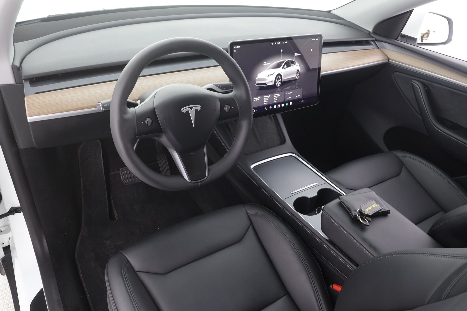 Tesla Model Y 2024 RWD - | ACC | Koukku | ALV | ILP | Ryzen | Matrix | Lasikatto | Premium Audio | Muistipenkki | Nahkasisusta | P.kamera | 1-om suomiauto | 2x renkaat aluin | 