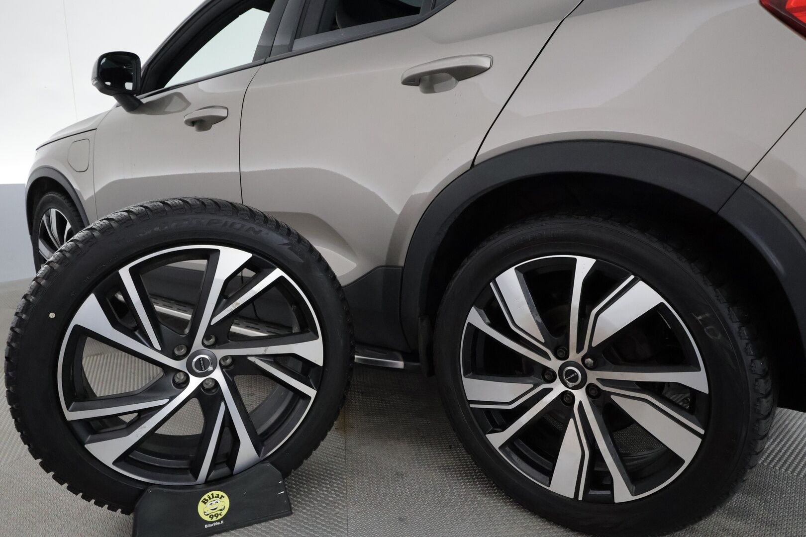 Volvo XC40 2022 T4 TwE R-Design Edition aut **Webasto / Koukku / Panorama / ACC / LED / P.Kamera / Sporttipenkit / Kaistavahti** - 3,99 % KORKOTARJOUS TÄHÄN AUTOON 21.9. ASTI! - 2x Latauskaapelit / Kahdet Renkaat / Merkkihuollettu!