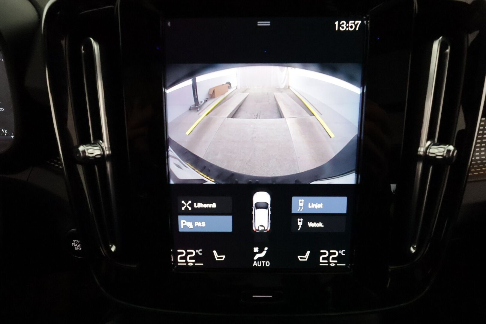 Volvo XC40 2022 T4 TwE R-Design Edition aut **Webasto / Koukku / Panorama / ACC / LED / P.Kamera / Sporttipenkit / Kaistavahti** - 3,99 % KORKOTARJOUS TÄHÄN AUTOON 21.9. ASTI! - 2x Latauskaapelit / Kahdet Renkaat / Merkkihuollettu!