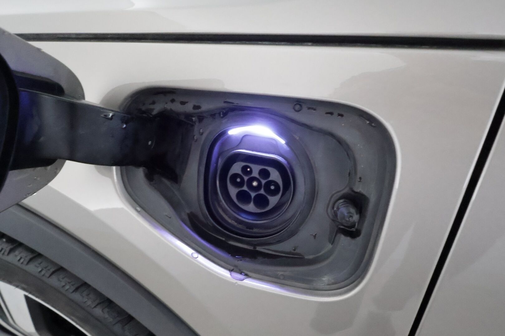 Volvo XC40 2022 T4 TwE R-Design Edition aut **Webasto / Koukku / Panorama / ACC / LED / P.Kamera / Sporttipenkit / Kaistavahti** - 3,99 % KORKOTARJOUS TÄHÄN AUTOON 21.9. ASTI! - 2x Latauskaapelit / Kahdet Renkaat / Merkkihuollettu!