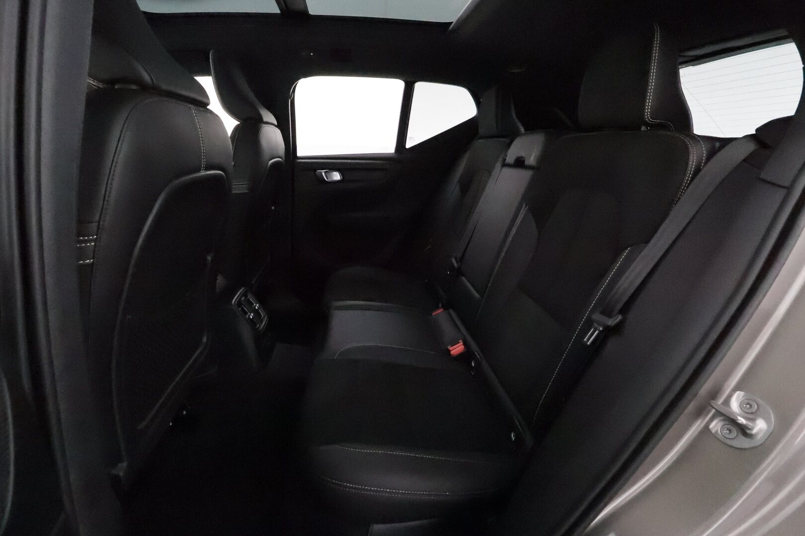 Volvo XC40 2022 T4 TwE R-Design Edition aut **Webasto / Koukku / Panorama / ACC / LED / P.Kamera / Sporttipenkit / Kaistavahti** - 3,99 % KORKOTARJOUS TÄHÄN AUTOON 28.9. ASTI! - Akku kuntotarkastettu / 2x Latauskaapelit / Kahdet Renkaat / Merkkihuollettu!