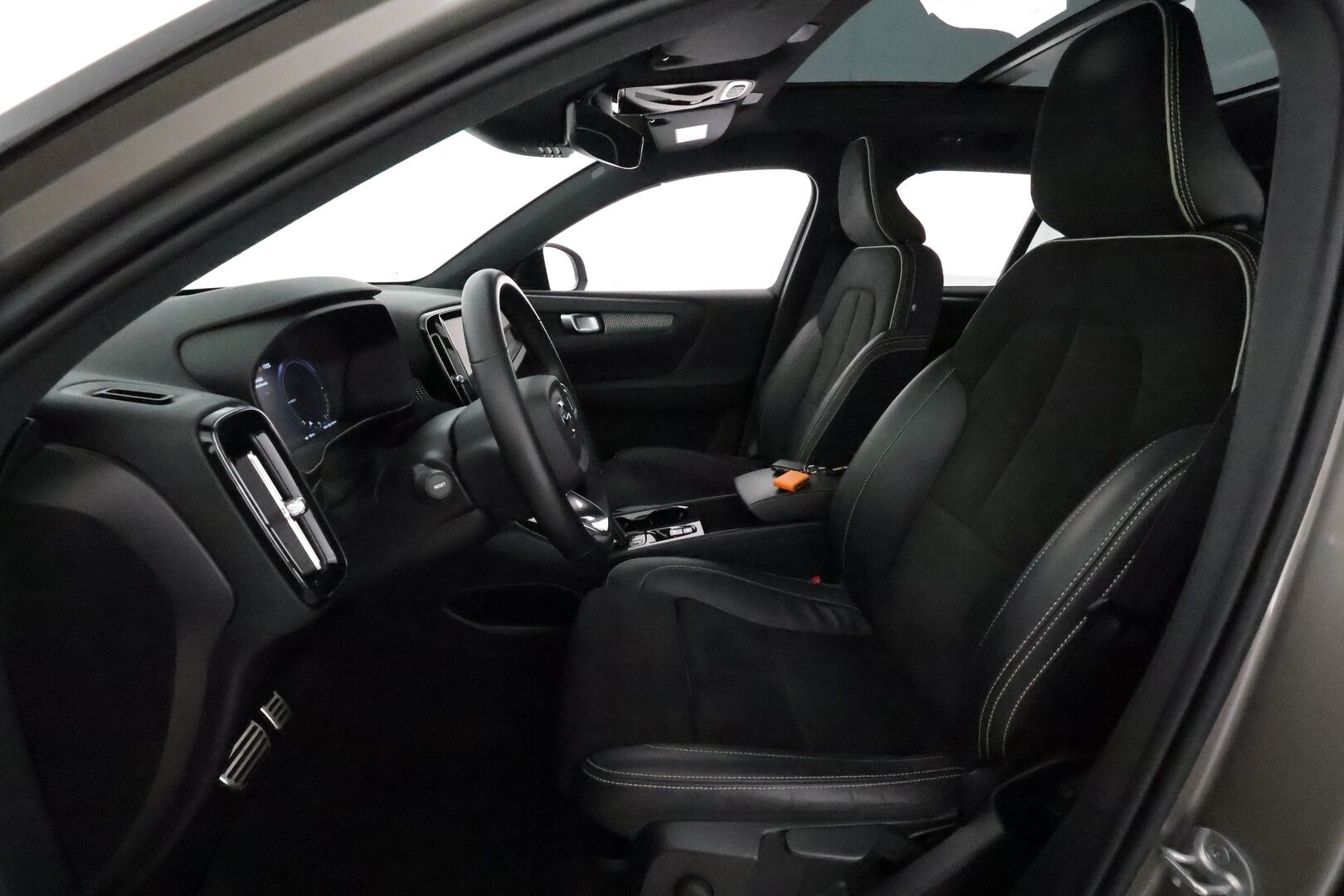 Volvo XC40 2022 T4 TwE R-Design Edition aut **Webasto / Koukku / Panorama / ACC / LED / P.Kamera / Sporttipenkit / Kaistavahti** - 3,99 % KORKOTARJOUS TÄHÄN AUTOON 21.9. ASTI! - 2x Latauskaapelit / Kahdet Renkaat / Merkkihuollettu!