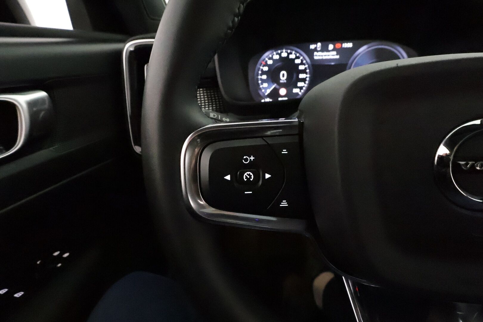 Volvo XC40 2022 T4 TwE R-Design Edition aut **Webasto / Koukku / Panorama / ACC / LED / P.Kamera / Sporttipenkit / Kaistavahti** - 3,99 % KORKOTARJOUS TÄHÄN AUTOON 21.9. ASTI! - 2x Latauskaapelit / Kahdet Renkaat / Merkkihuollettu!